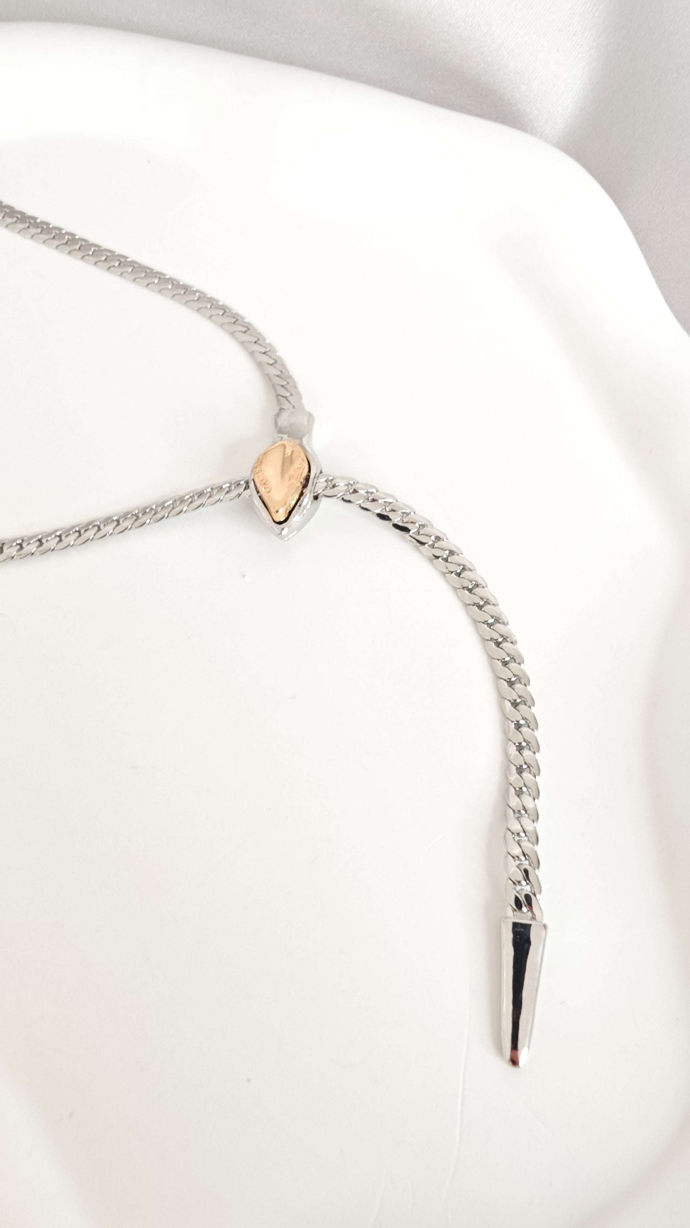 VELUARE EVERYDAY Gümüş Renk 18K Gold Detay Yılan Figürlü Kravat Balıksırtı Kolye