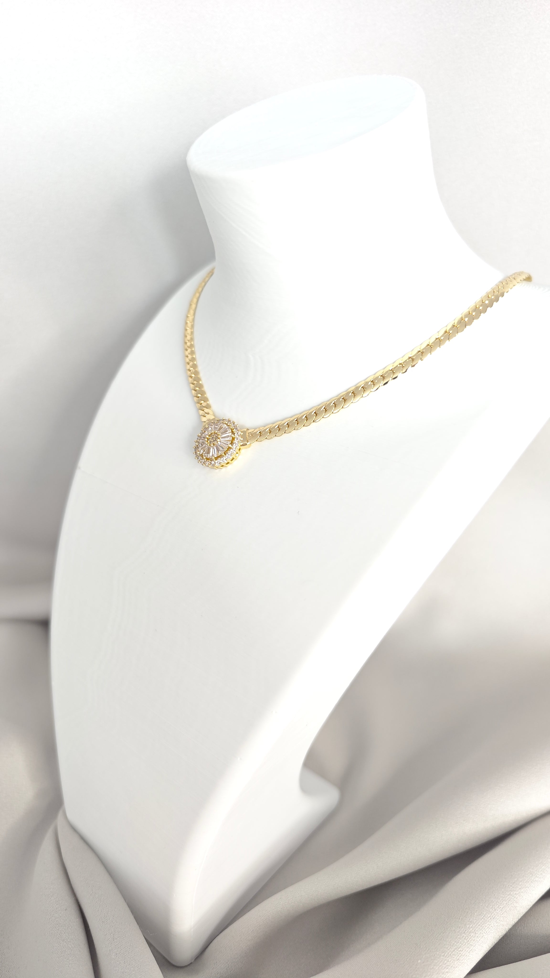 VELUARE EVERYDAY 14K Gold Renk Baget Gül Madalyonlu Balıksırtı Kolye