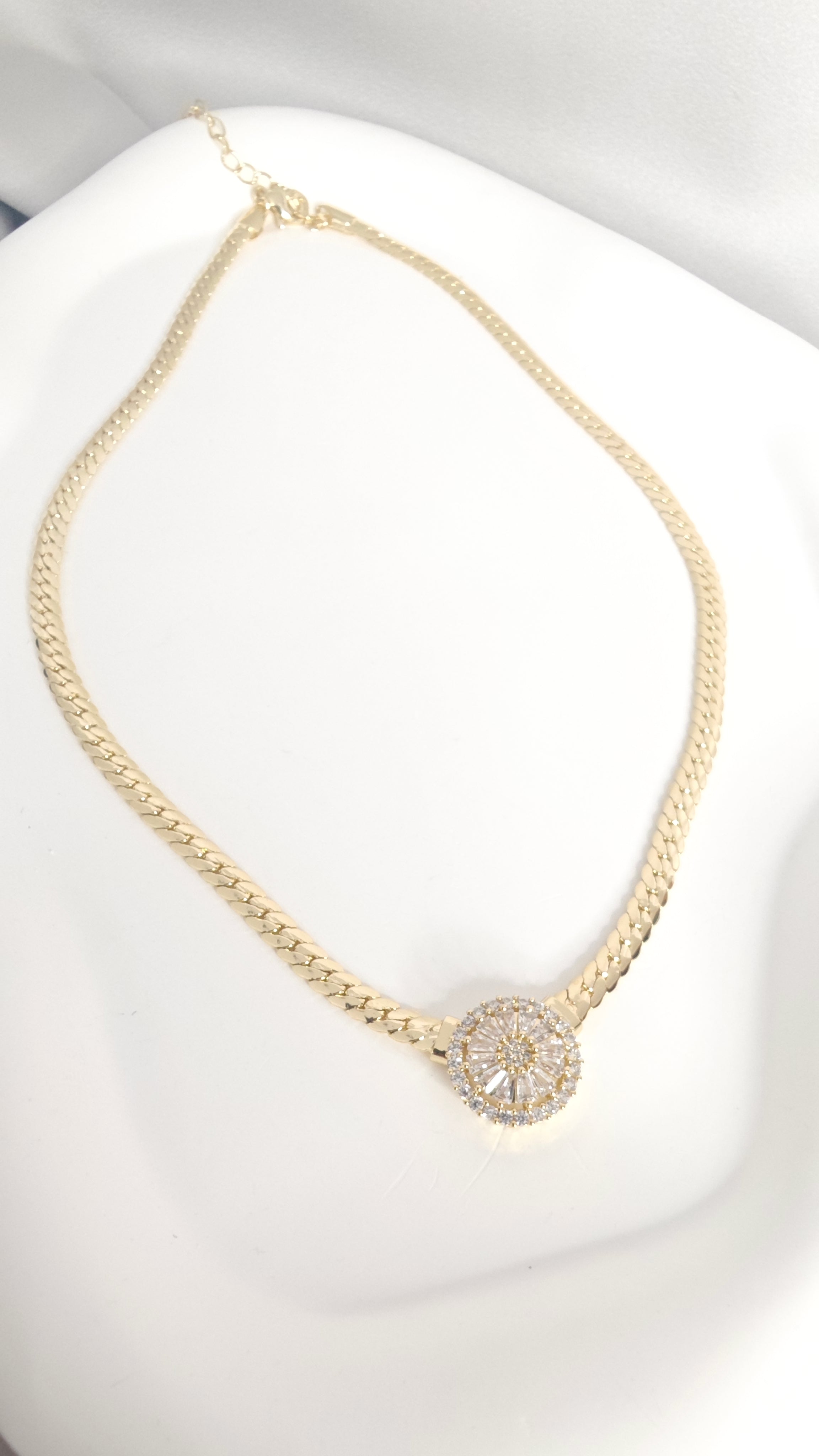 VELUARE EVERYDAY 14K Gold Renk Baget Gül Madalyonlu Balıksırtı Kolye