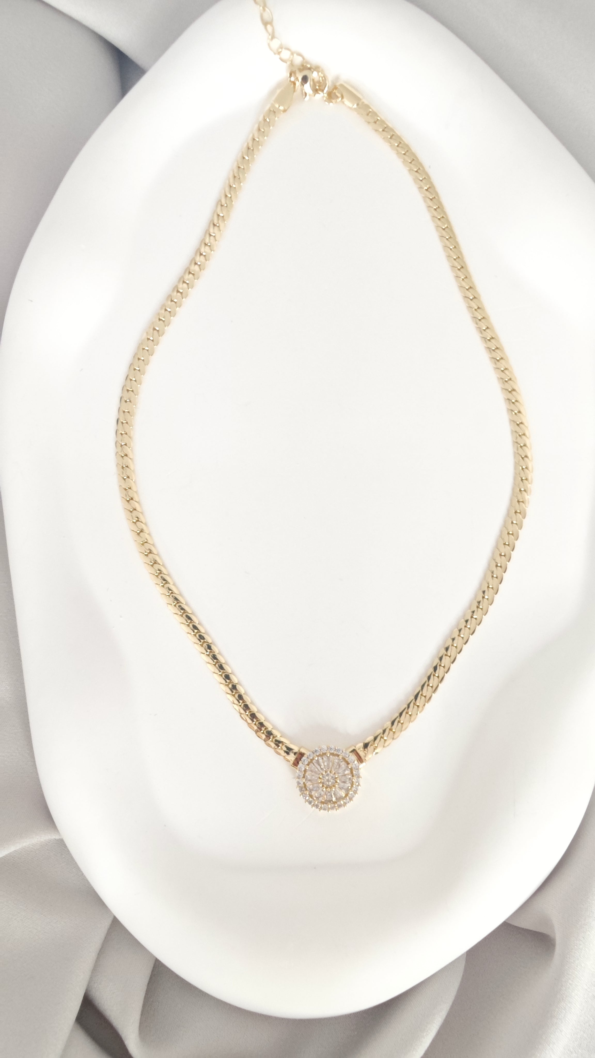 VELUARE EVERYDAY 14K Gold Renk Baget Gül Madalyonlu Balıksırtı Kolye