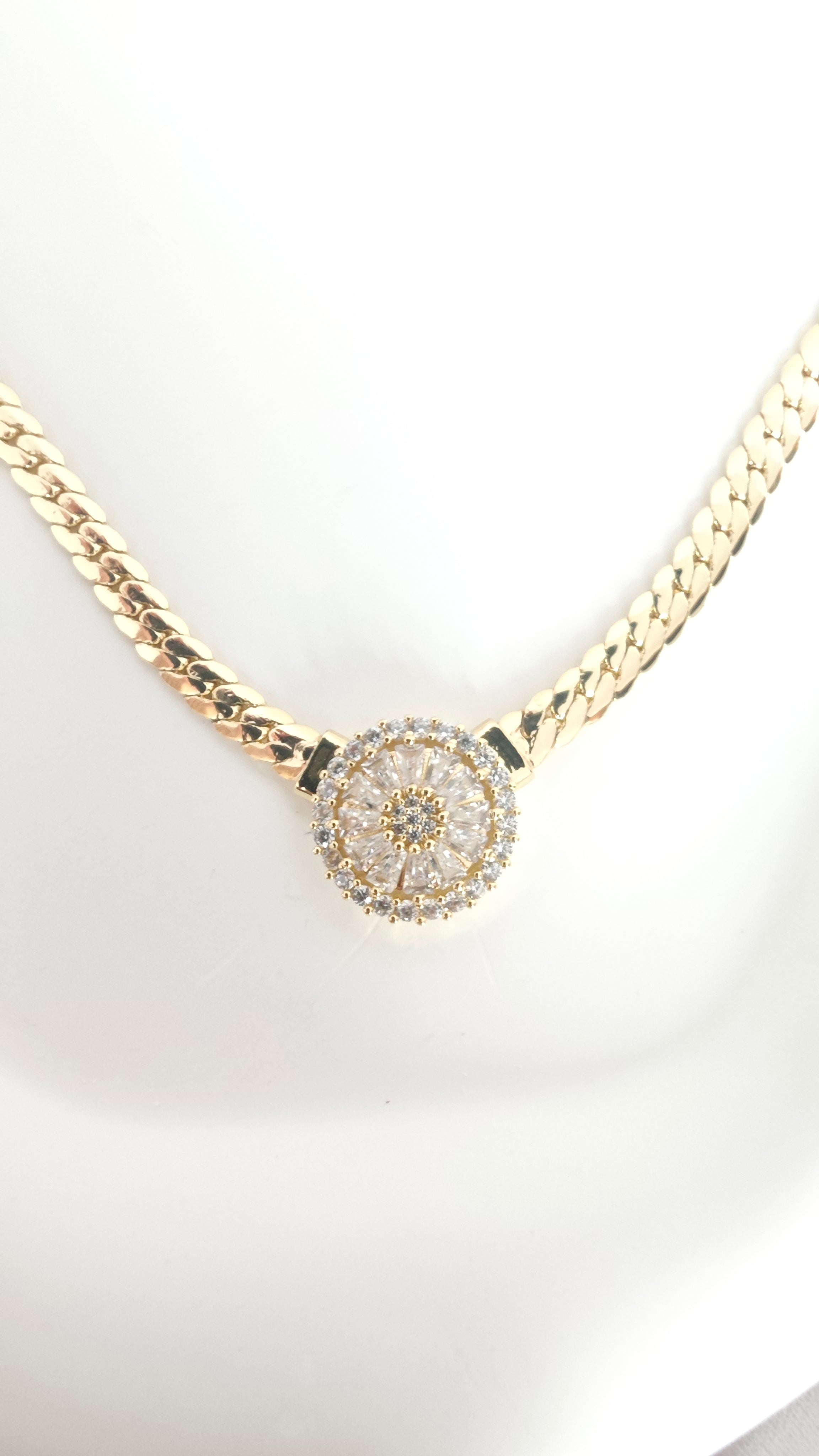 VELUARE EVERYDAY 14K Gold Renk Baget Gül Madalyonlu Balıksırtı Kolye