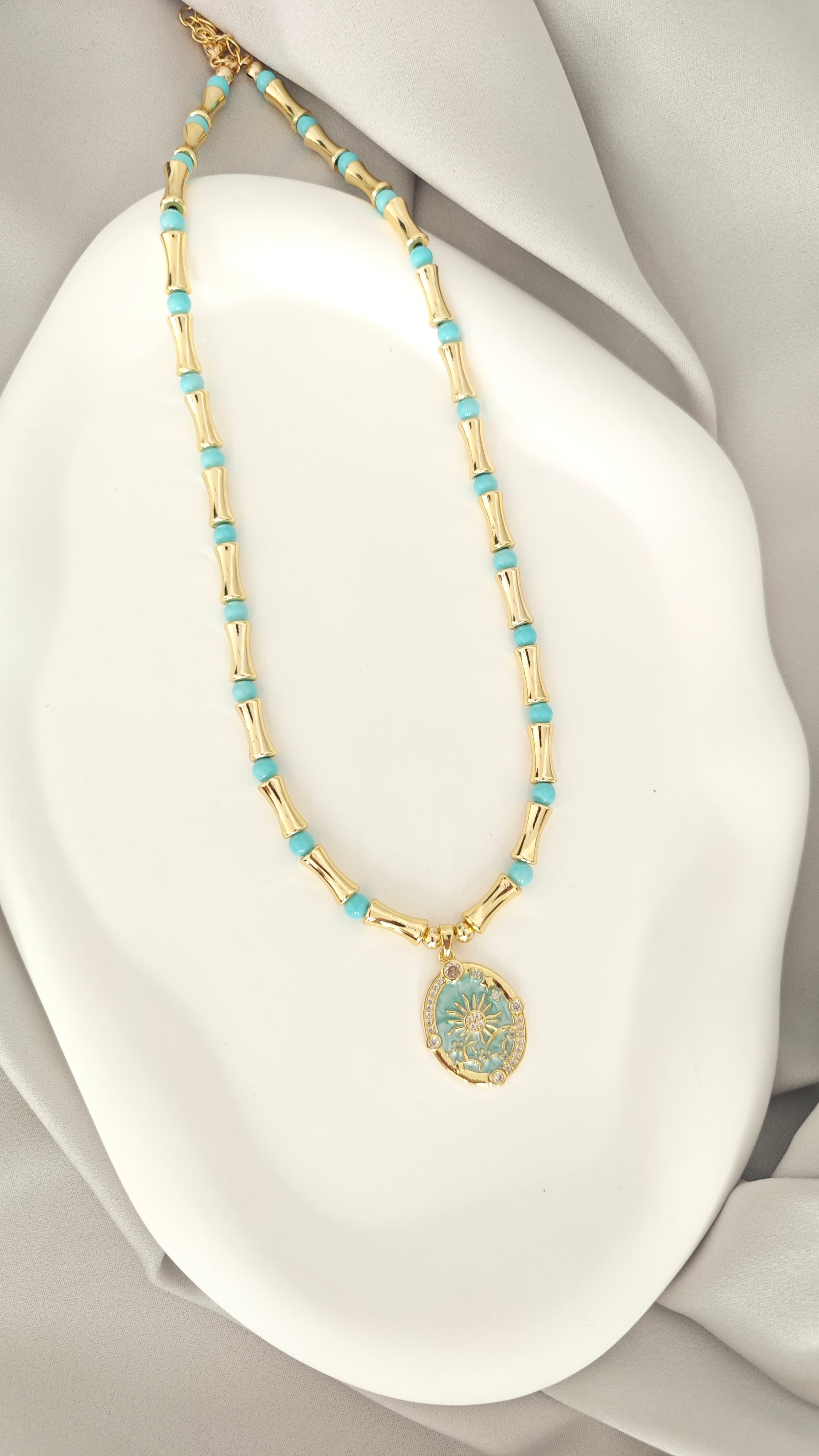 VELUARE EVERYDAY 14K Gold Renk Turkuaz Mineli Oval Güneş Madalyonlu Bambu Kolye