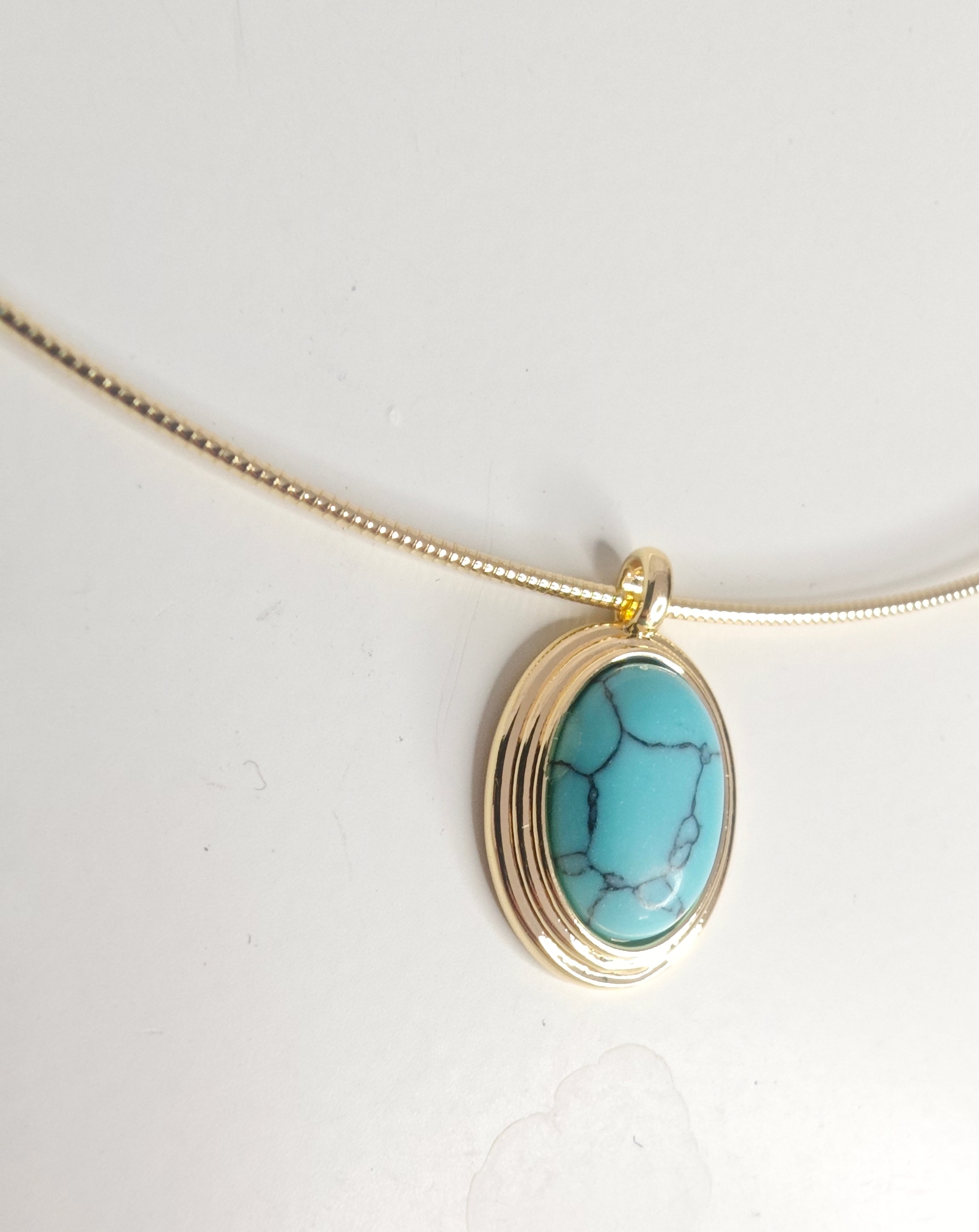 VELUARE EVERYDAY 14K Gold Renk Turkuaz Taşlı Oval Madalyonlu Misina Zincir Kolye