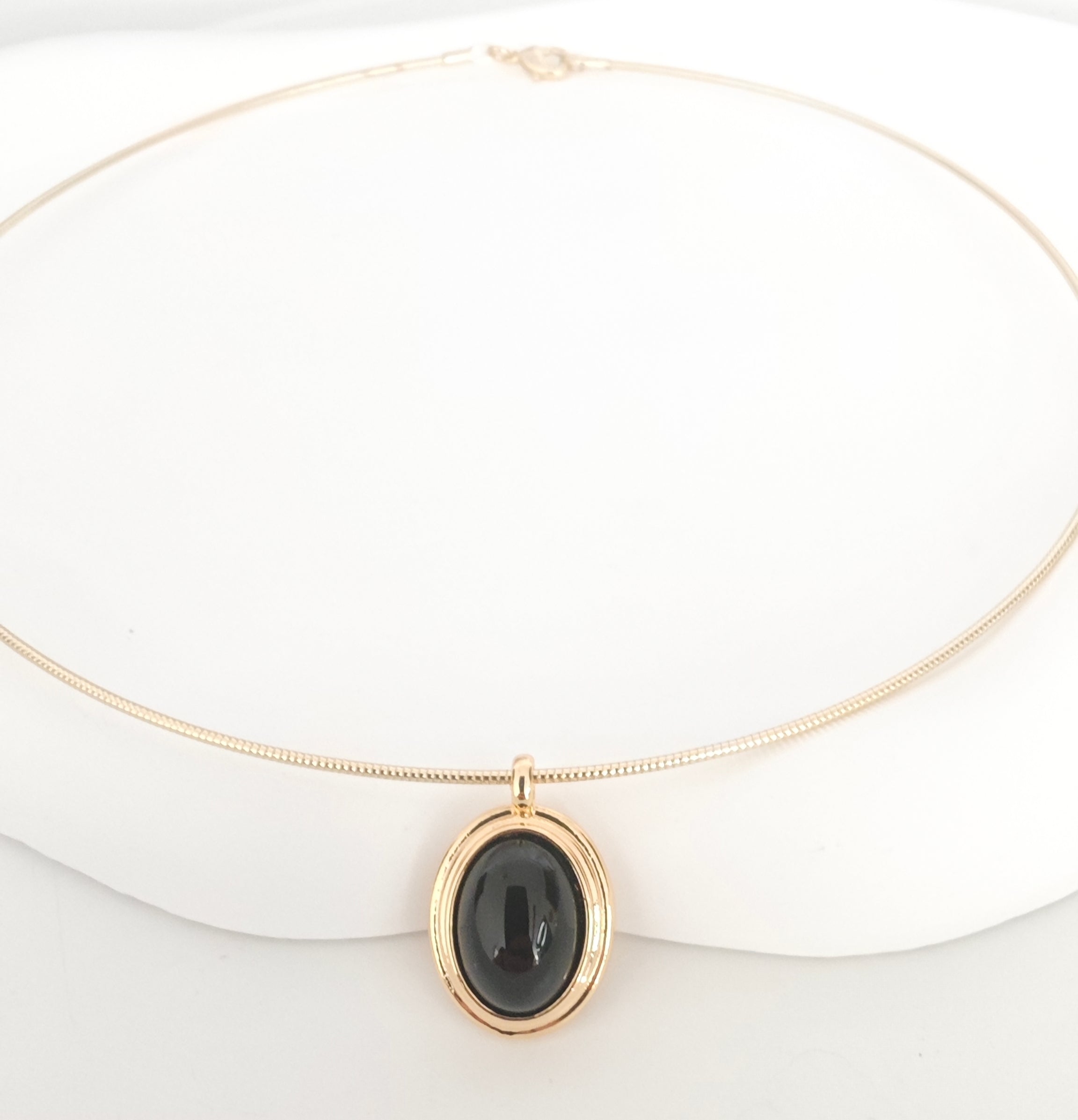 VELUARE EVERYDAY 14K Gold Renk Siyah Taşlı Oval Madalyonlu Misina Zincir Kolye