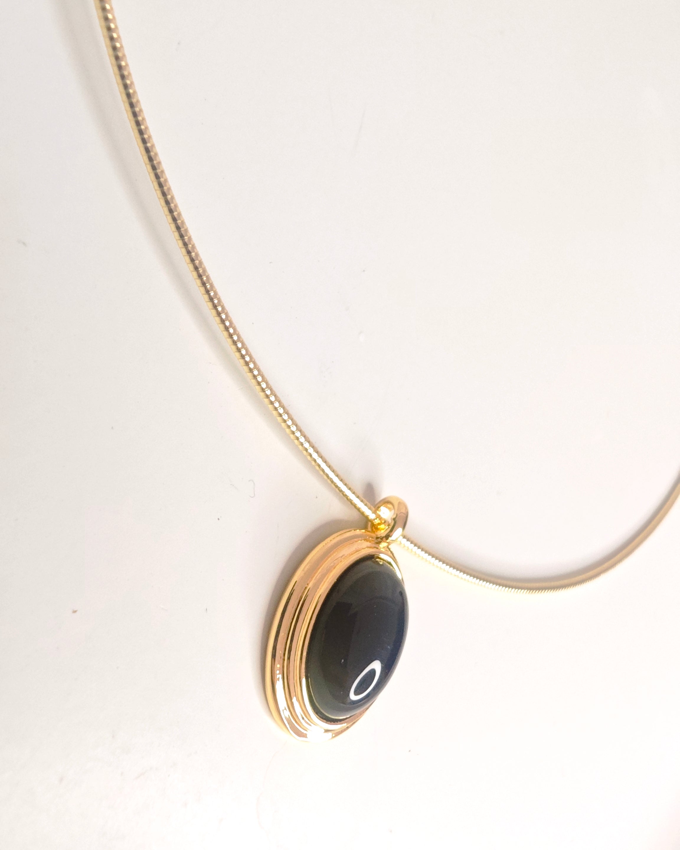 VELUARE EVERYDAY 14K Gold Renk Siyah Taşlı Oval Madalyonlu Misina Zincir Kolye