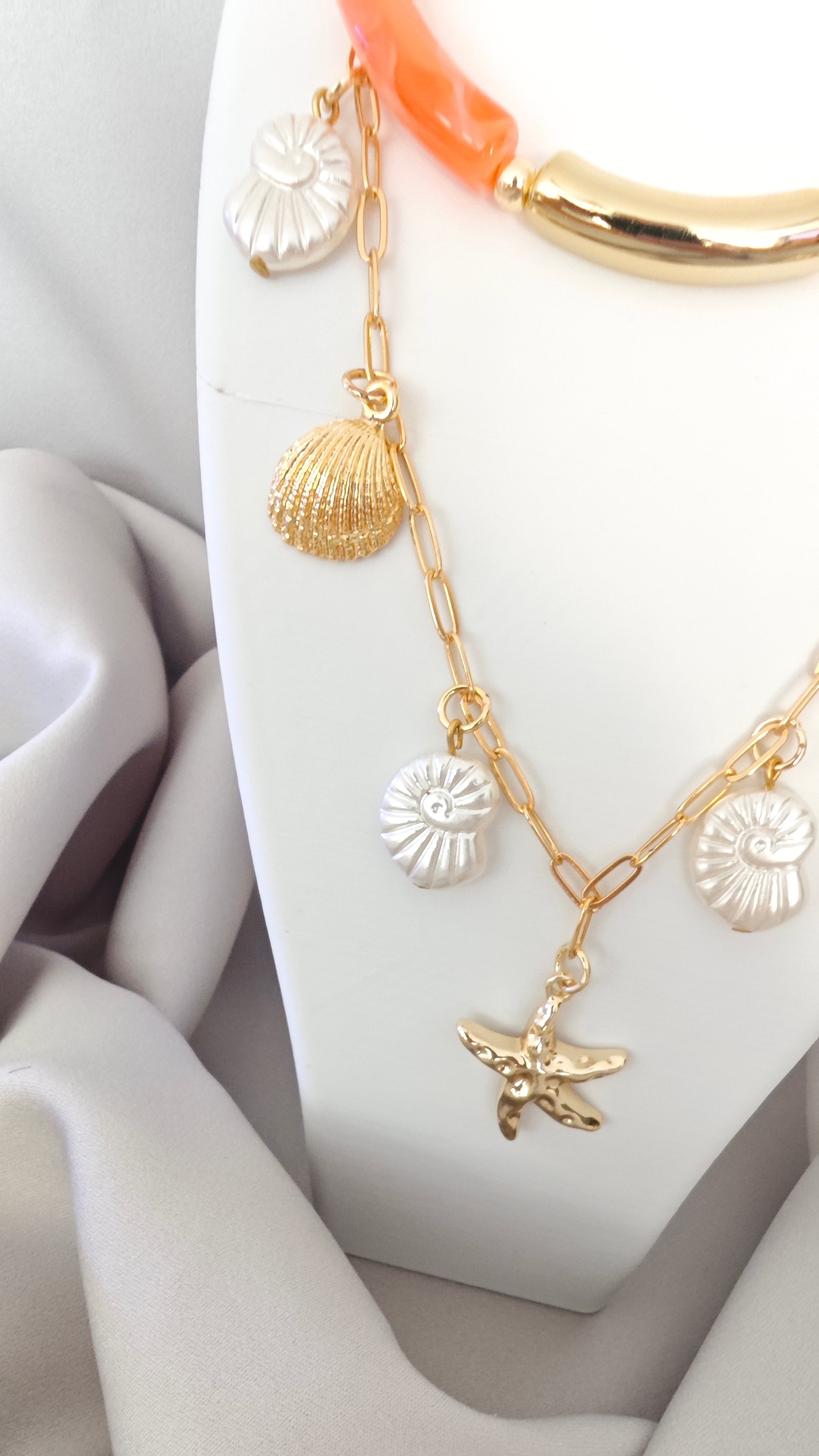 Veluare El Yapımı 14K Gold Turuncu Boru Boncuklu Deniz Yıldızı Kolye
