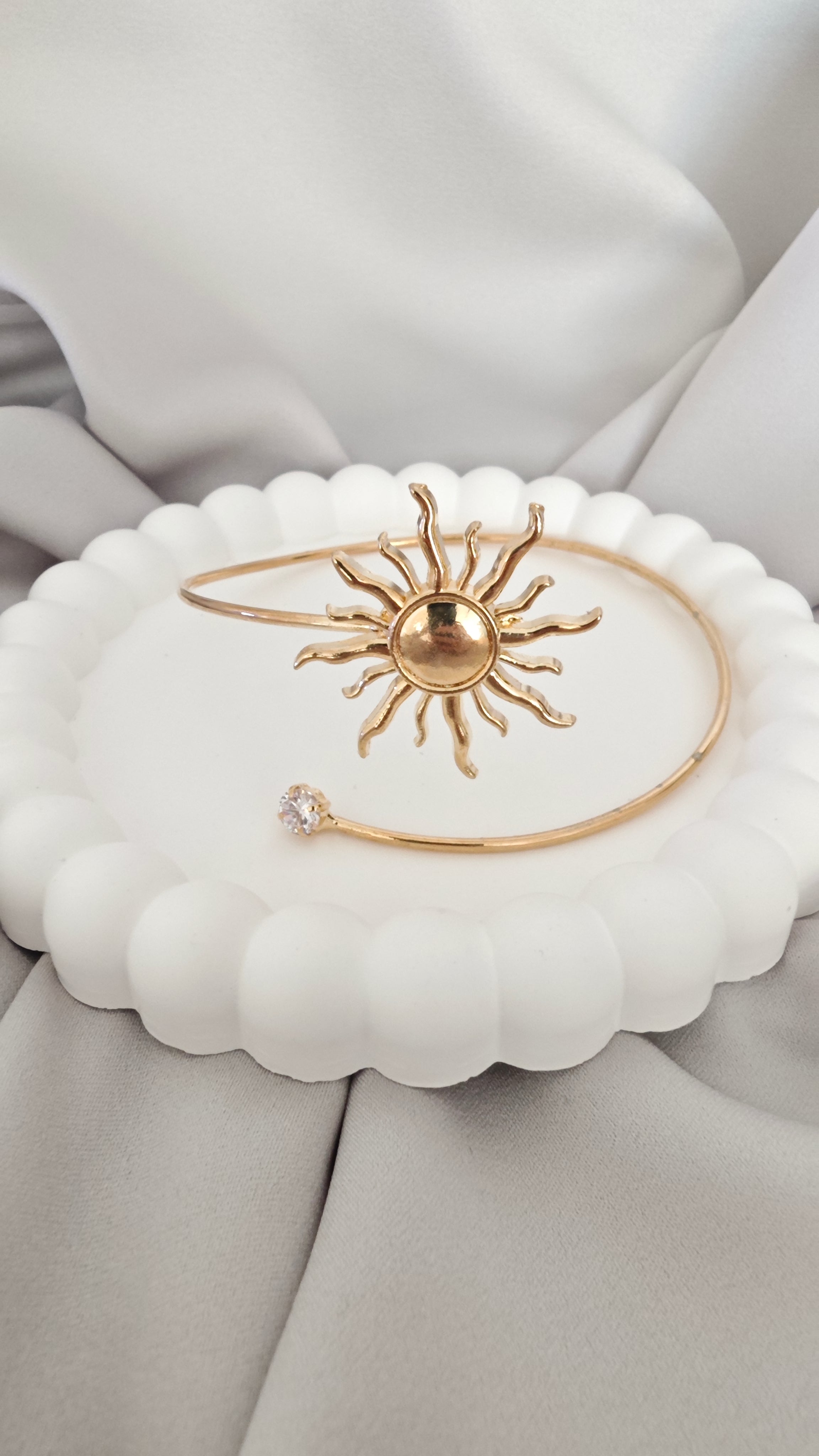 VELUARE Privé 14K Gold Renk Güneş ve Tektaş Detaylı Pazu Kelepçesi