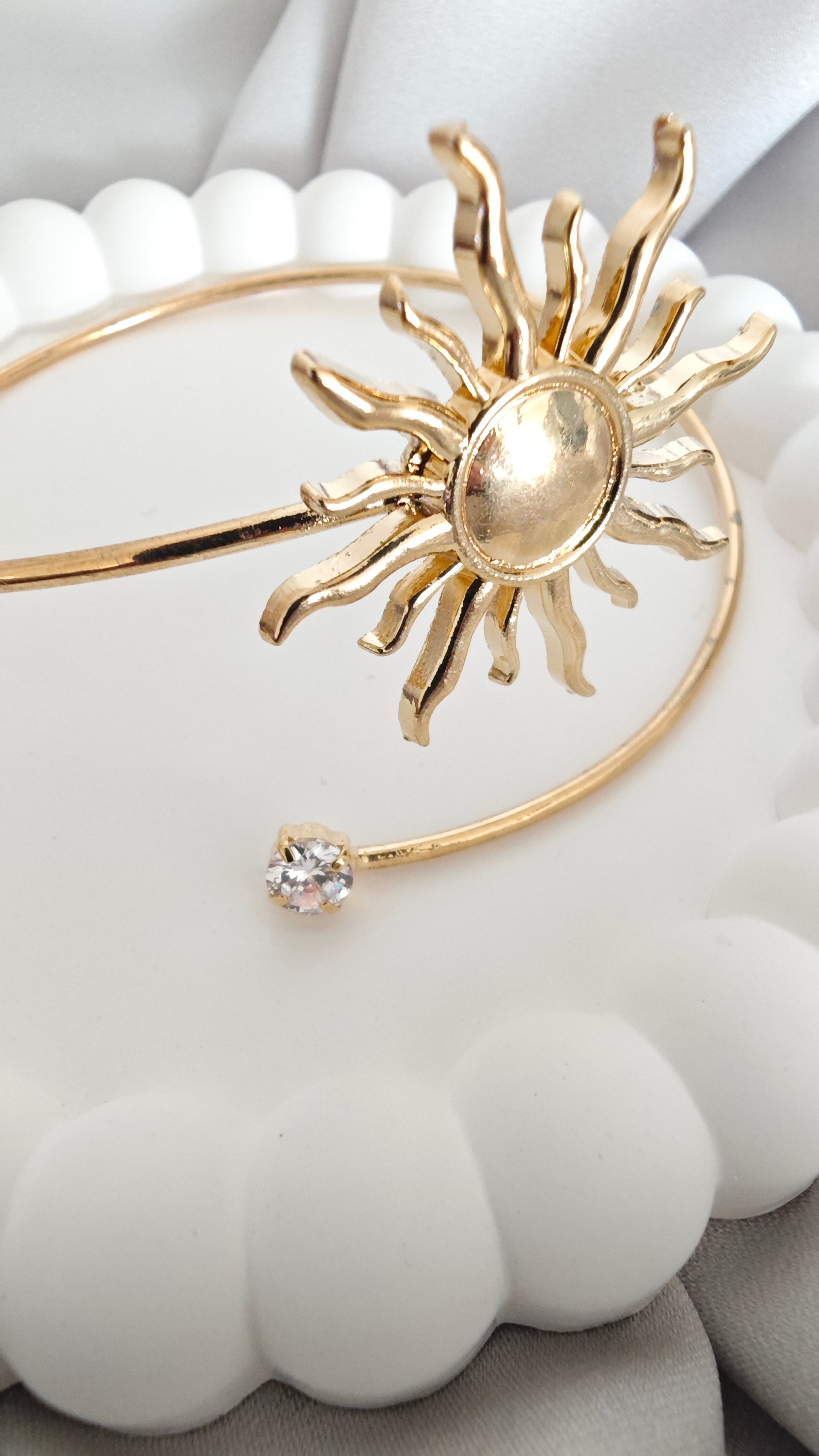 VELUARE Privé 14K Gold Renk Güneş ve Tektaş Detaylı Pazu Kelepçesi
