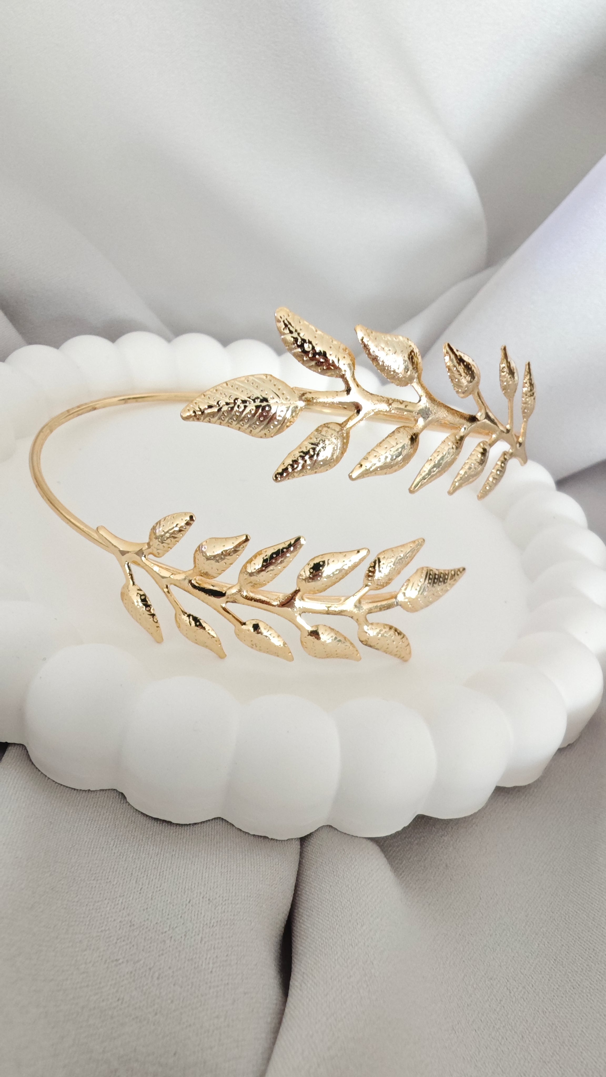 VELUARE Privé 14K Gold Renk Sıralı Defne Yapraklı Pazu Kelepçesi