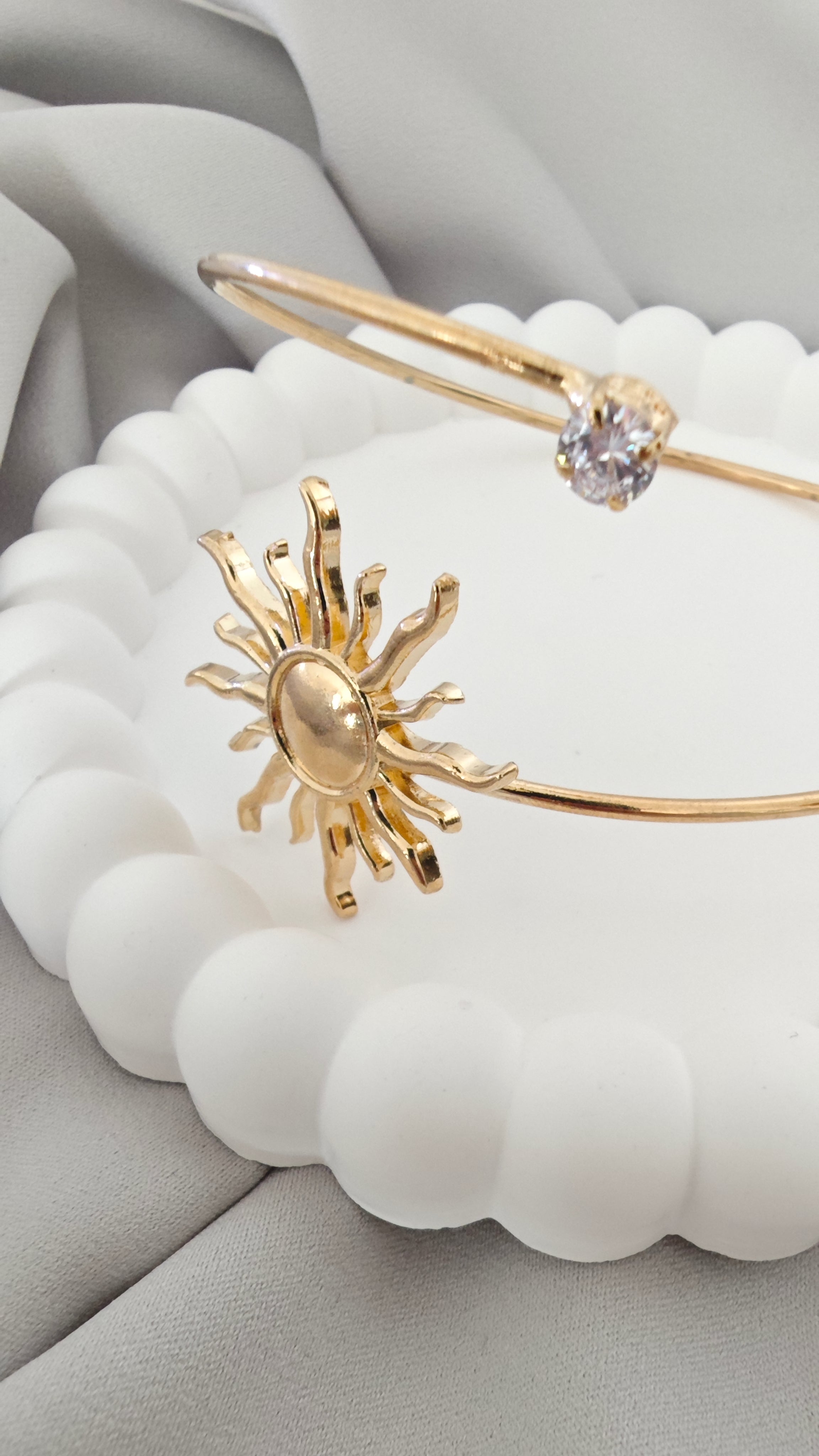 VELUARE Privé 14K Gold Renk Güneş ve Tektaş Detaylı Pazu Kelepçesi