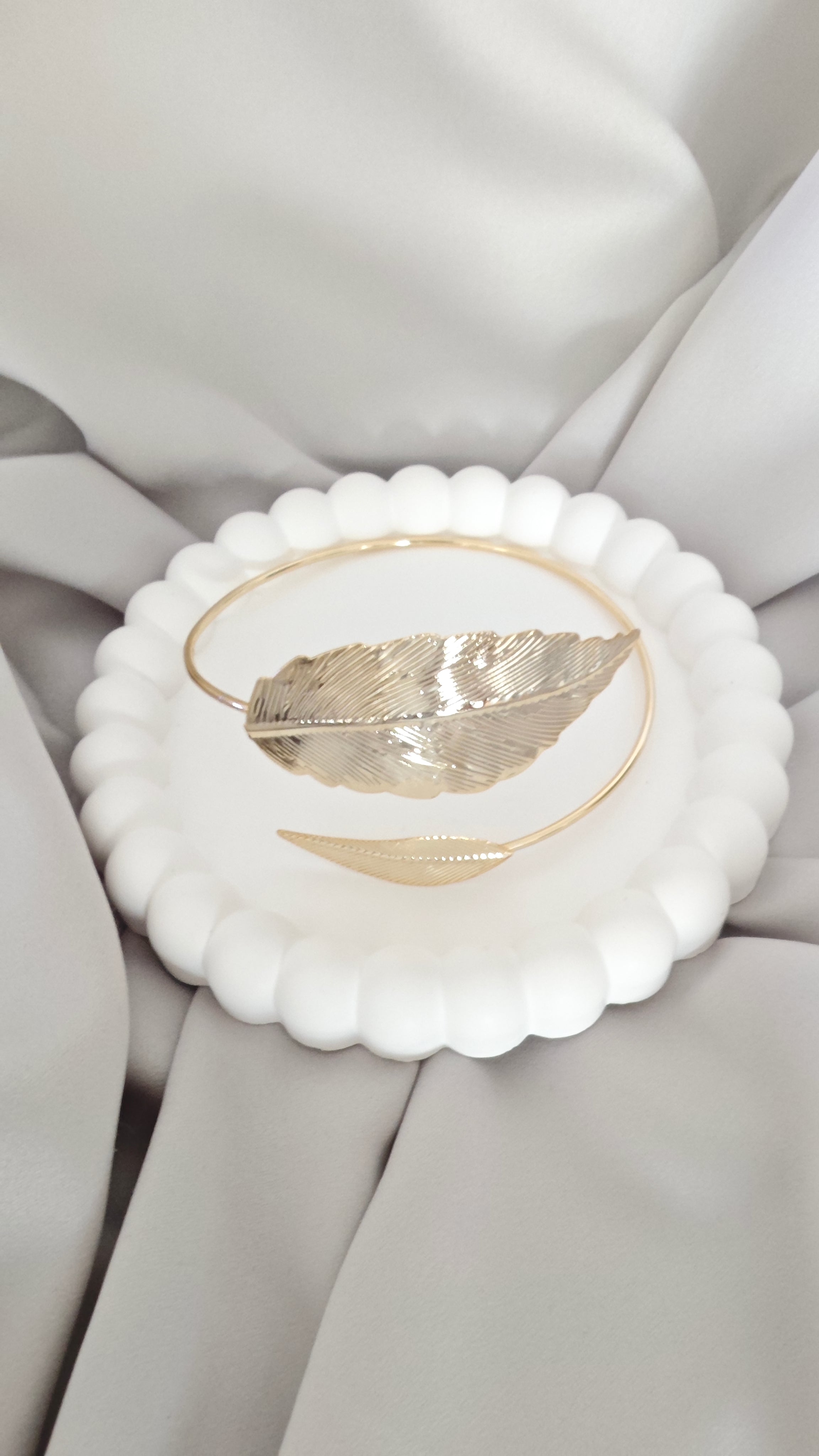 VELUARE Privé 14K Gold Renk Yaprak Figürlü Pazu Kelepçesi