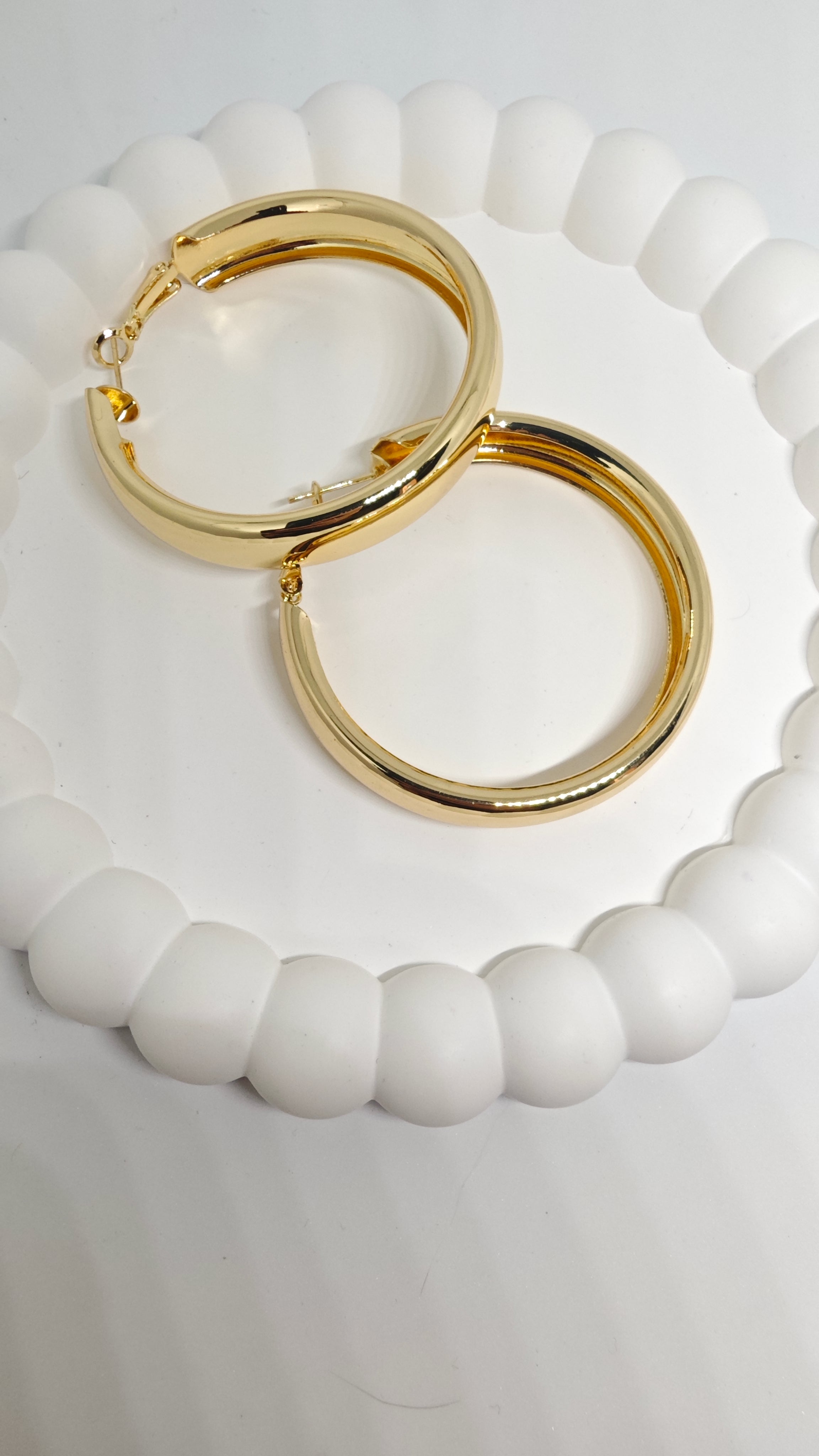 Veluare Privé 14K Gold Geniş Bombeli Pürüzsüz Halka Küpe