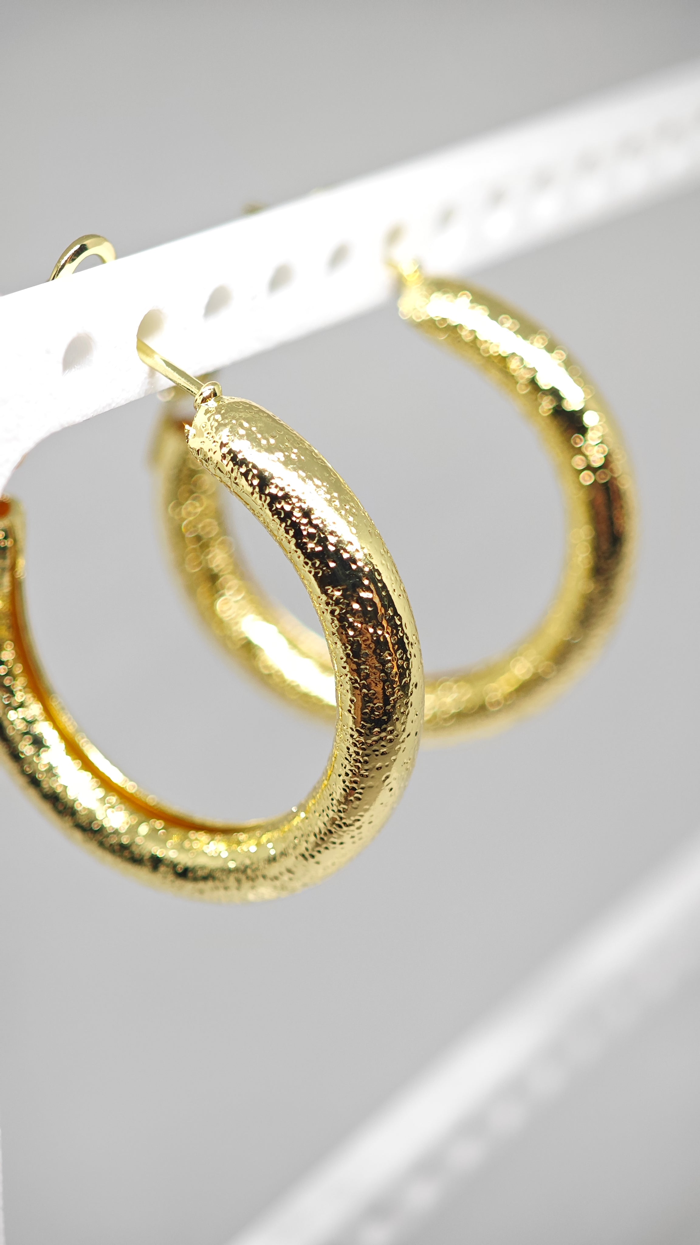 Veluare Privé 14K Gold Kumlu Dokulu Kalın Halka Küpe