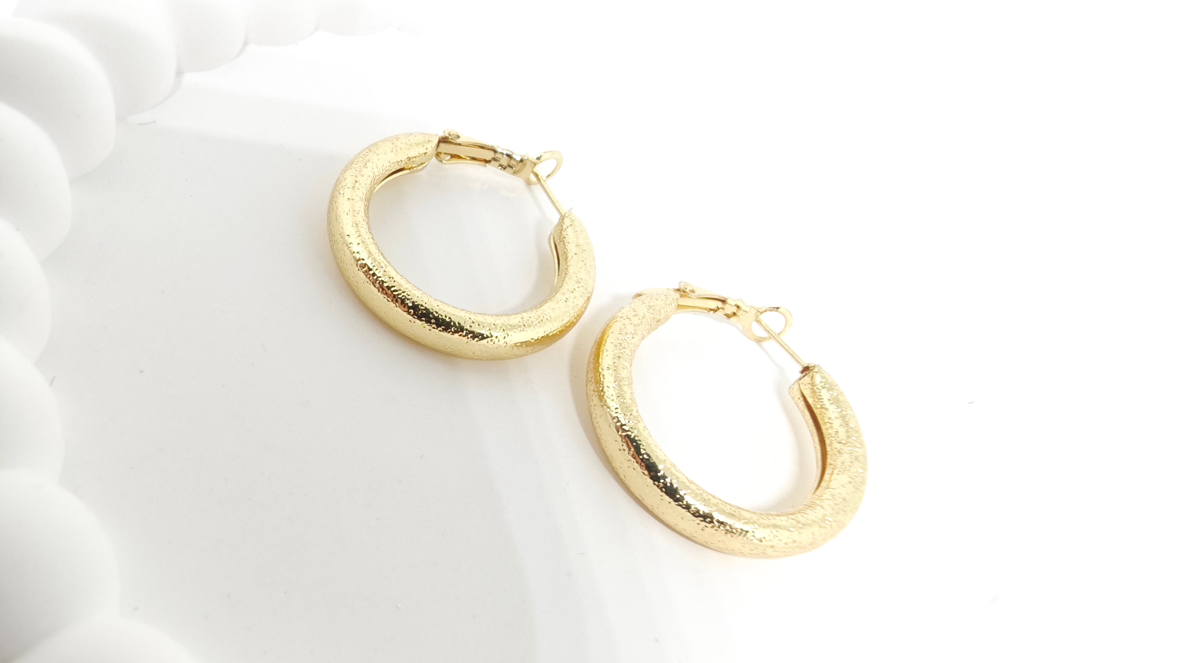 Veluare Privé 14K Gold Kumlu Dokulu Kalın Halka Küpe