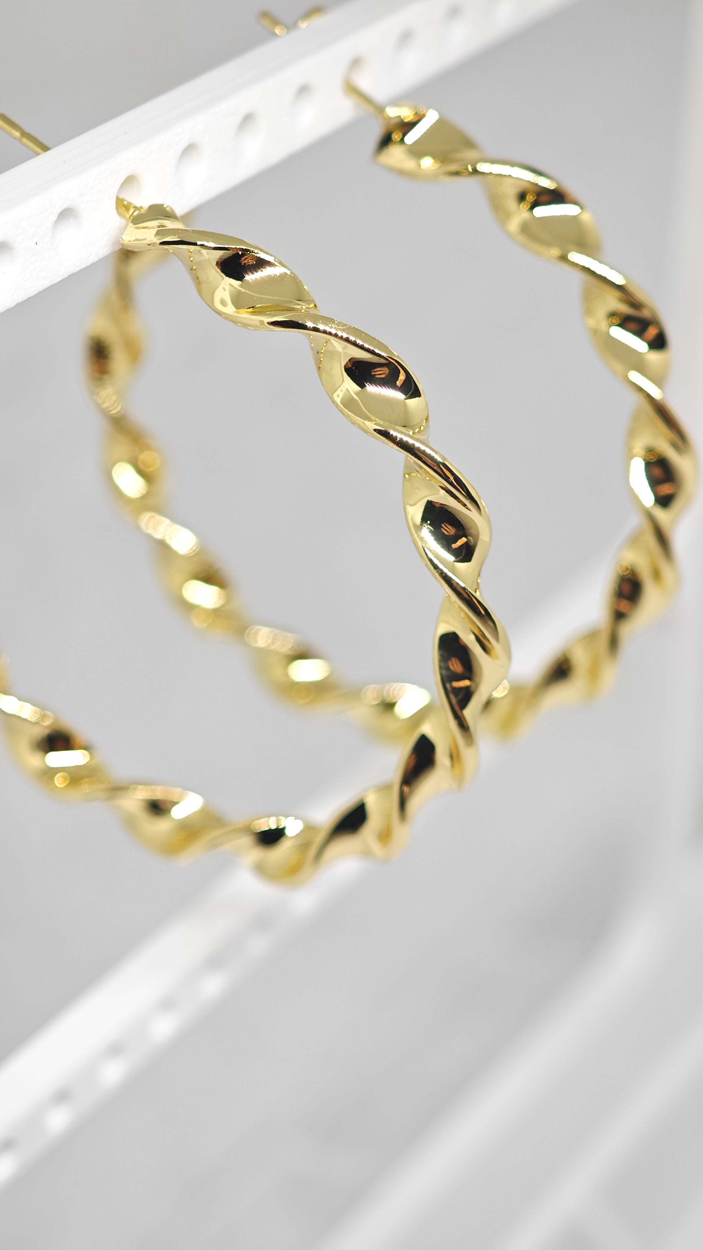 Veluare Privé 14K Gold Kıvrımlı Burgu Büyük Boy Halka Küpe