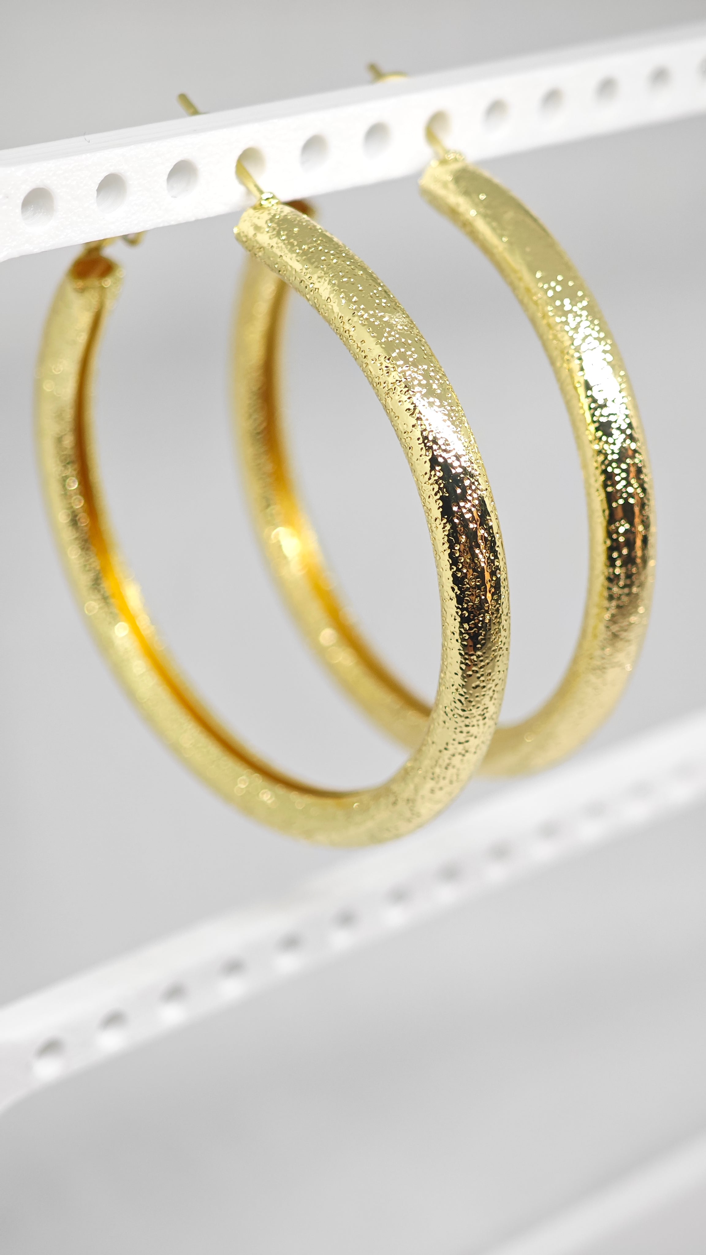 Veluare Privé 14K Gold Kumlu Dokulu Büyük Boy Halka Küpe