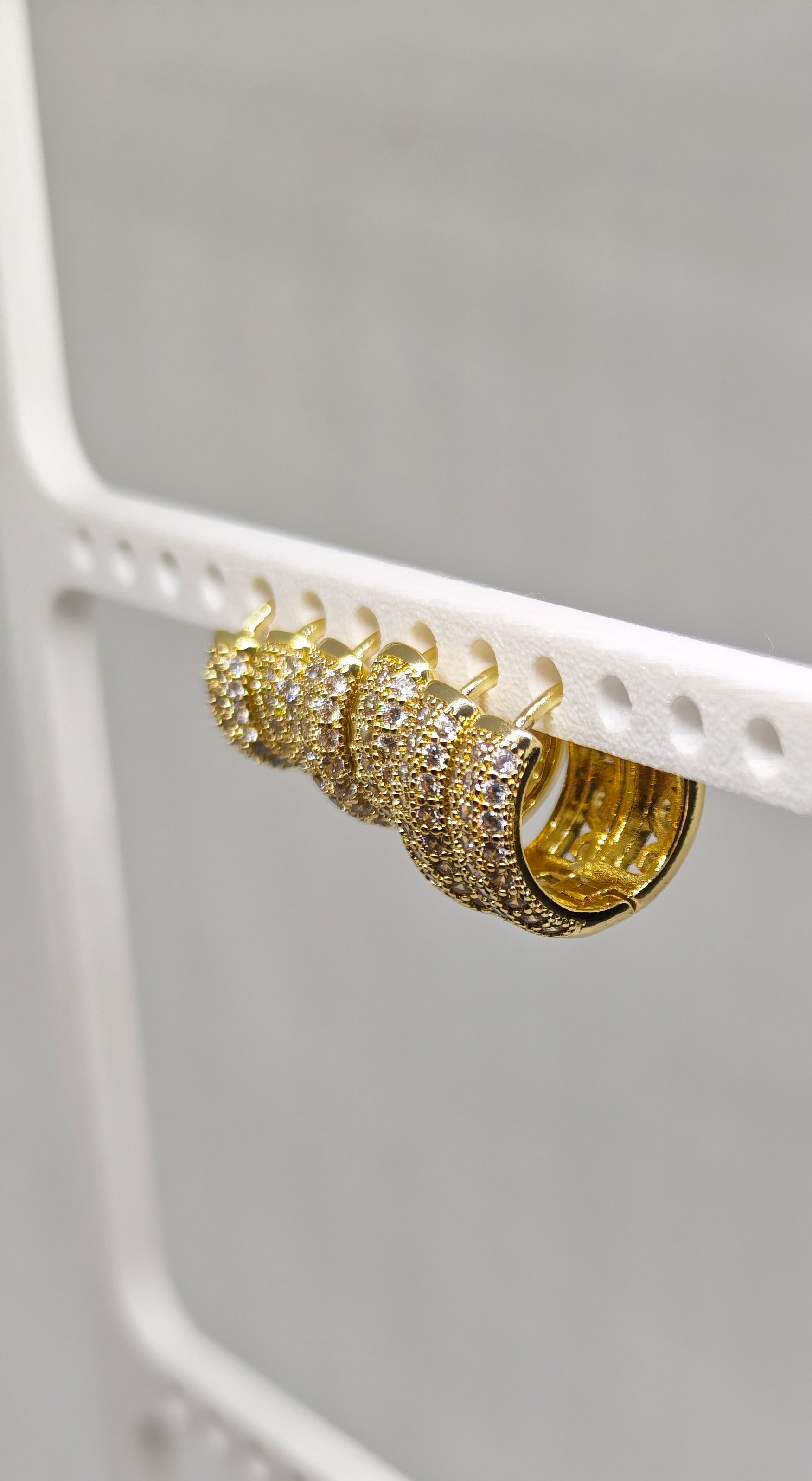 Veluare Privé 14K Gold Micro Pave Işıltılı 5'li Halka Küpe seti.