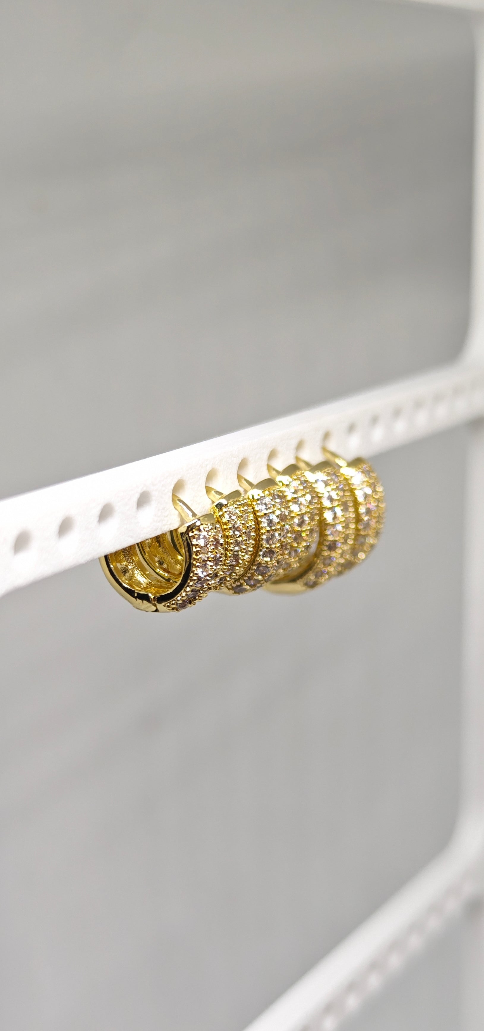 Veluare Privé 14K Gold Micro Pave Işıltılı 5'li Halka Küpe seti.