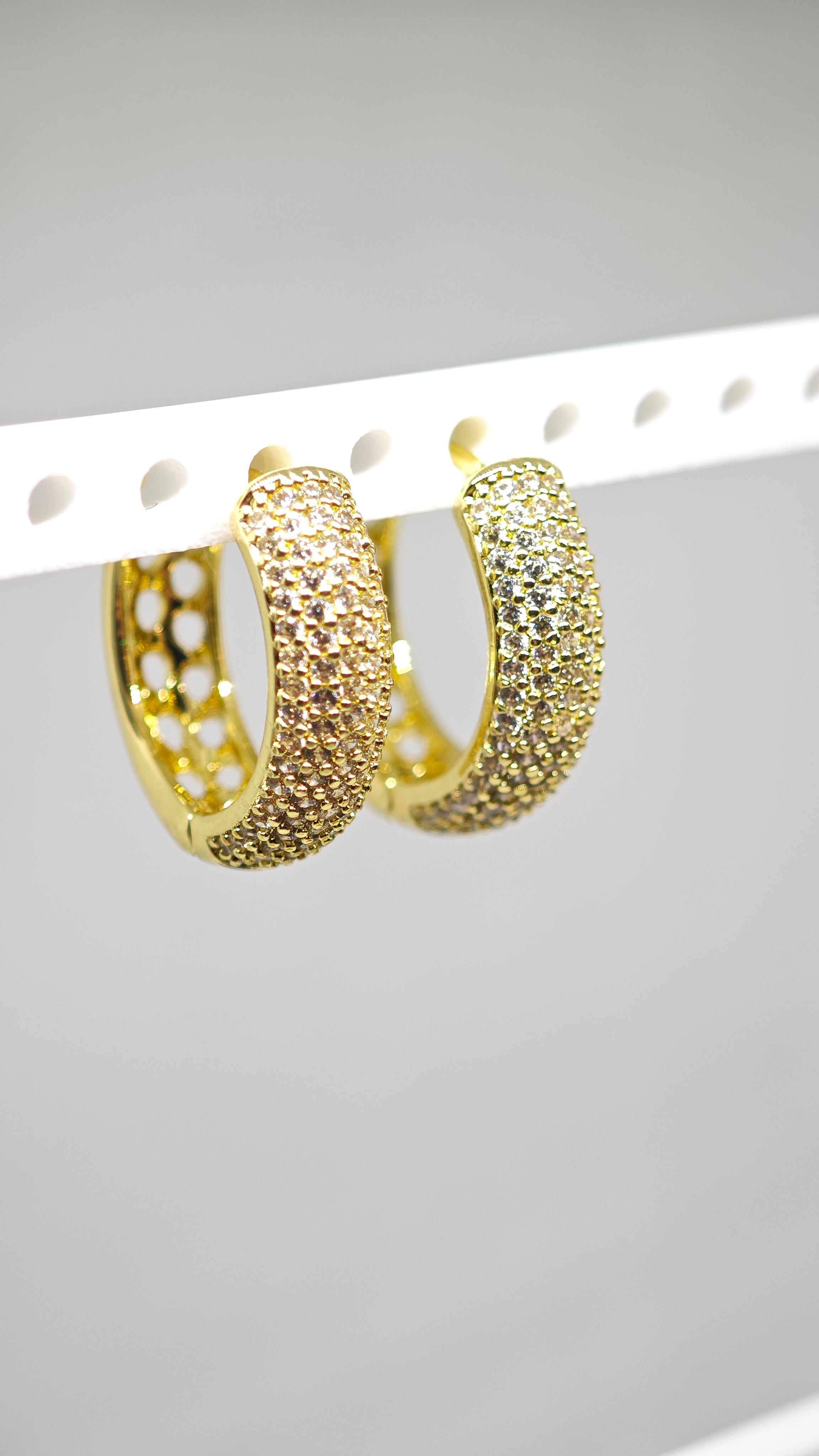 Veluare Prestige 14K Gold 5 Sıra Zirkon Taşlı Kalın Halka Küpe