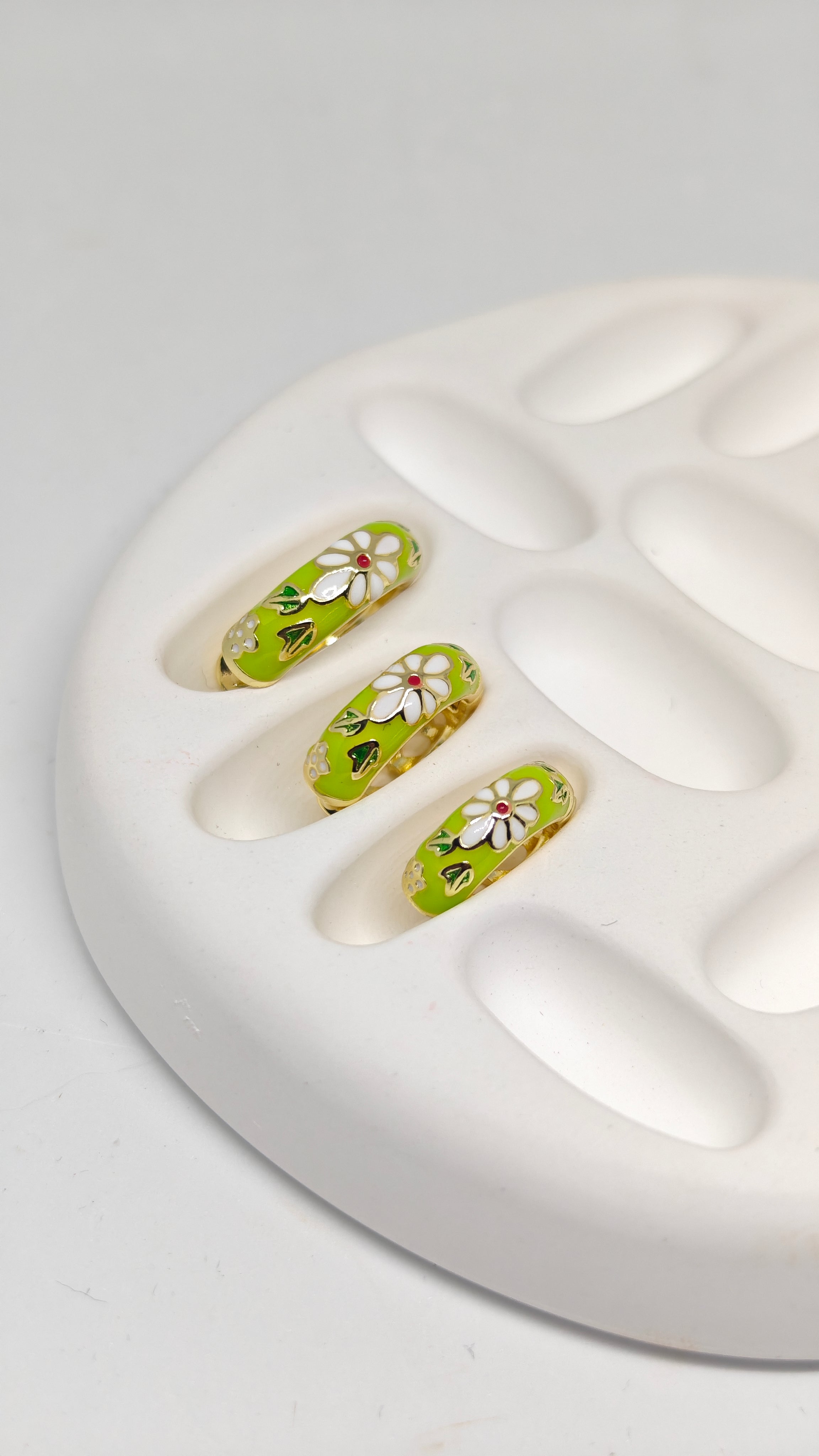 Veluare Everyday 14K Gold Fıstık Yeşili Çiçekli Kalın Küpe Seti