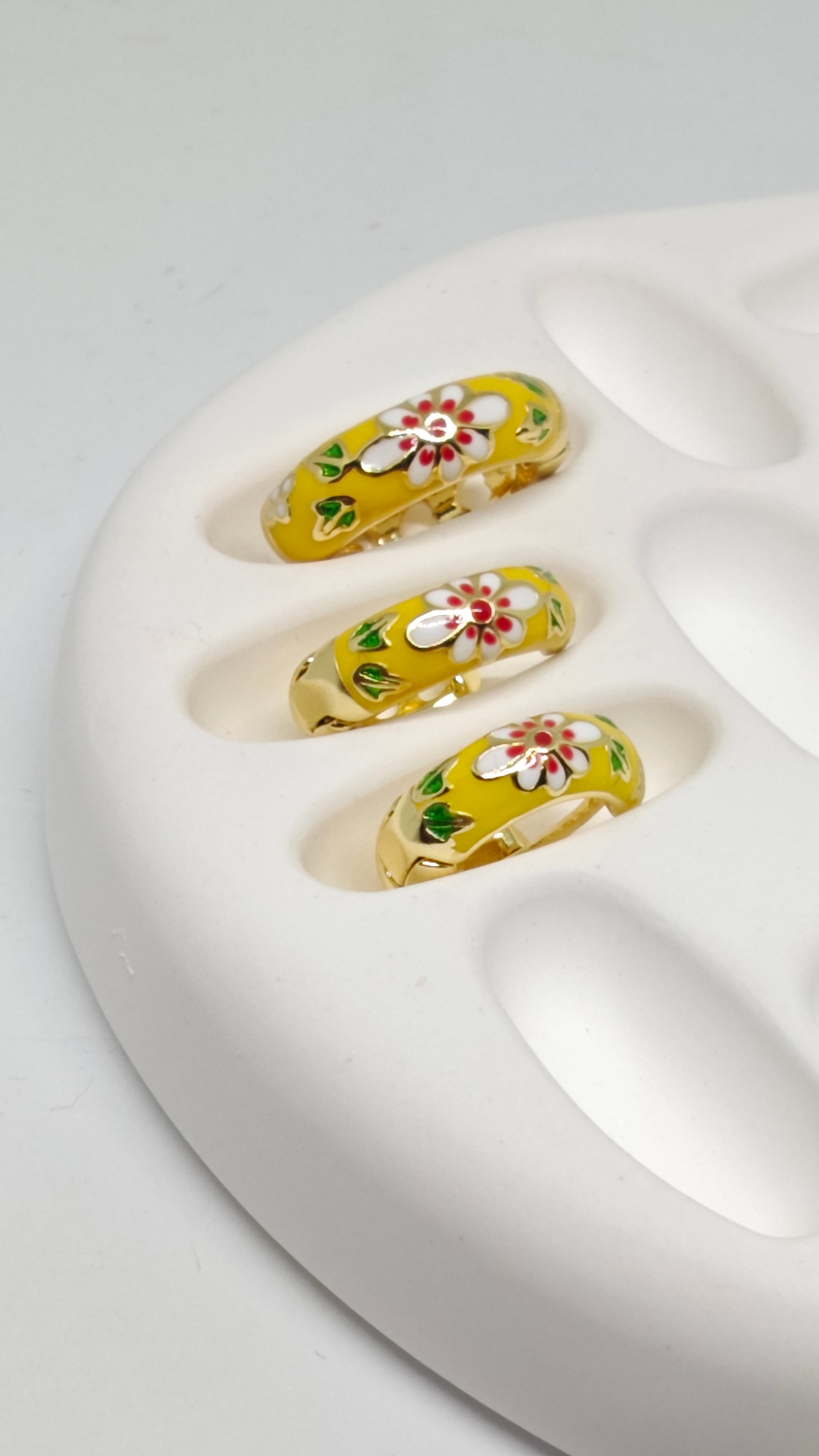 Veluare Everyday 14K Gold Sarı Çiçekli Üçlü Halka Küpe Seti