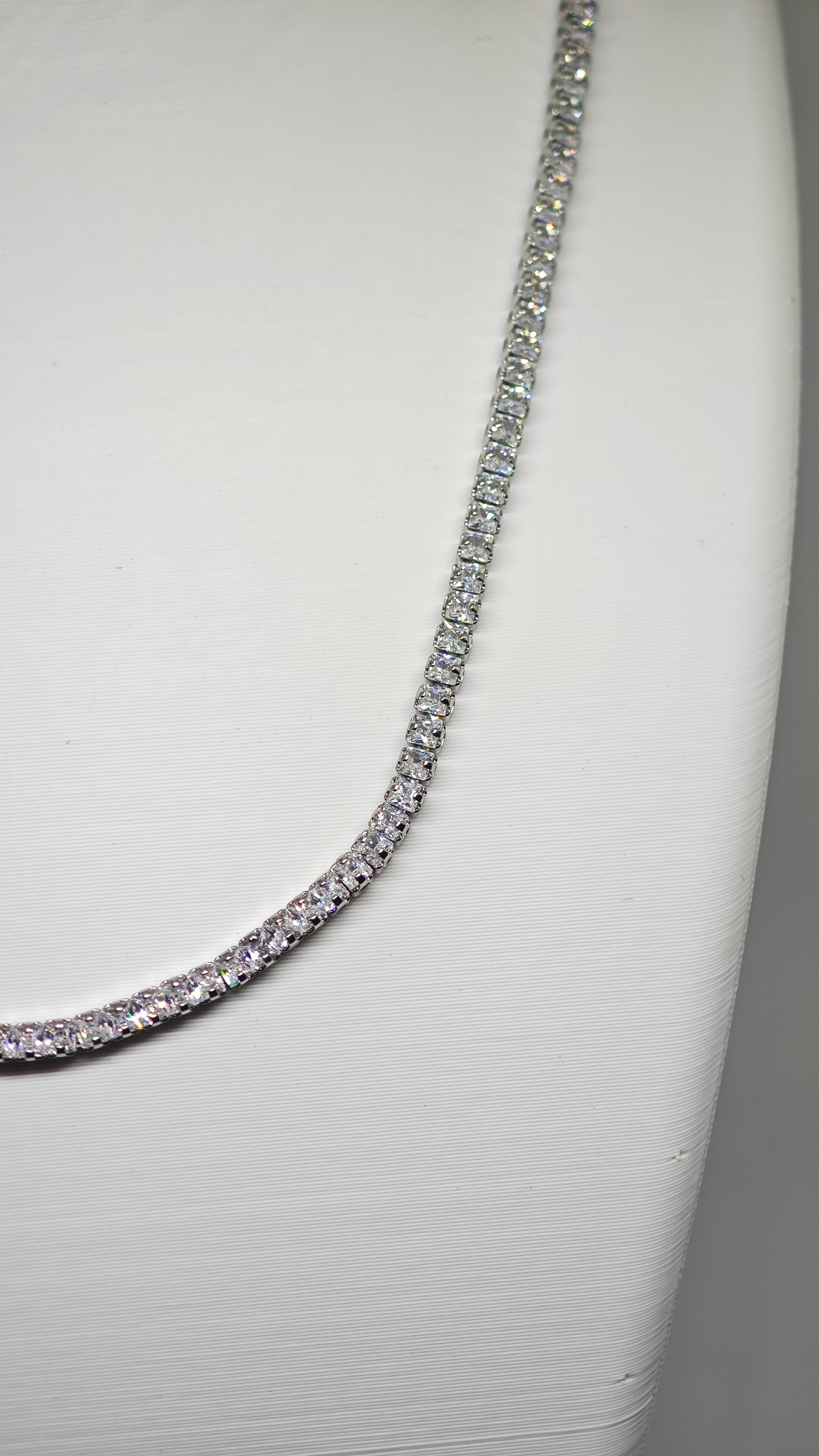 Veluare Diamond Effect Beyaz Kesintisiz Işıltılı Su Yolu Kolye