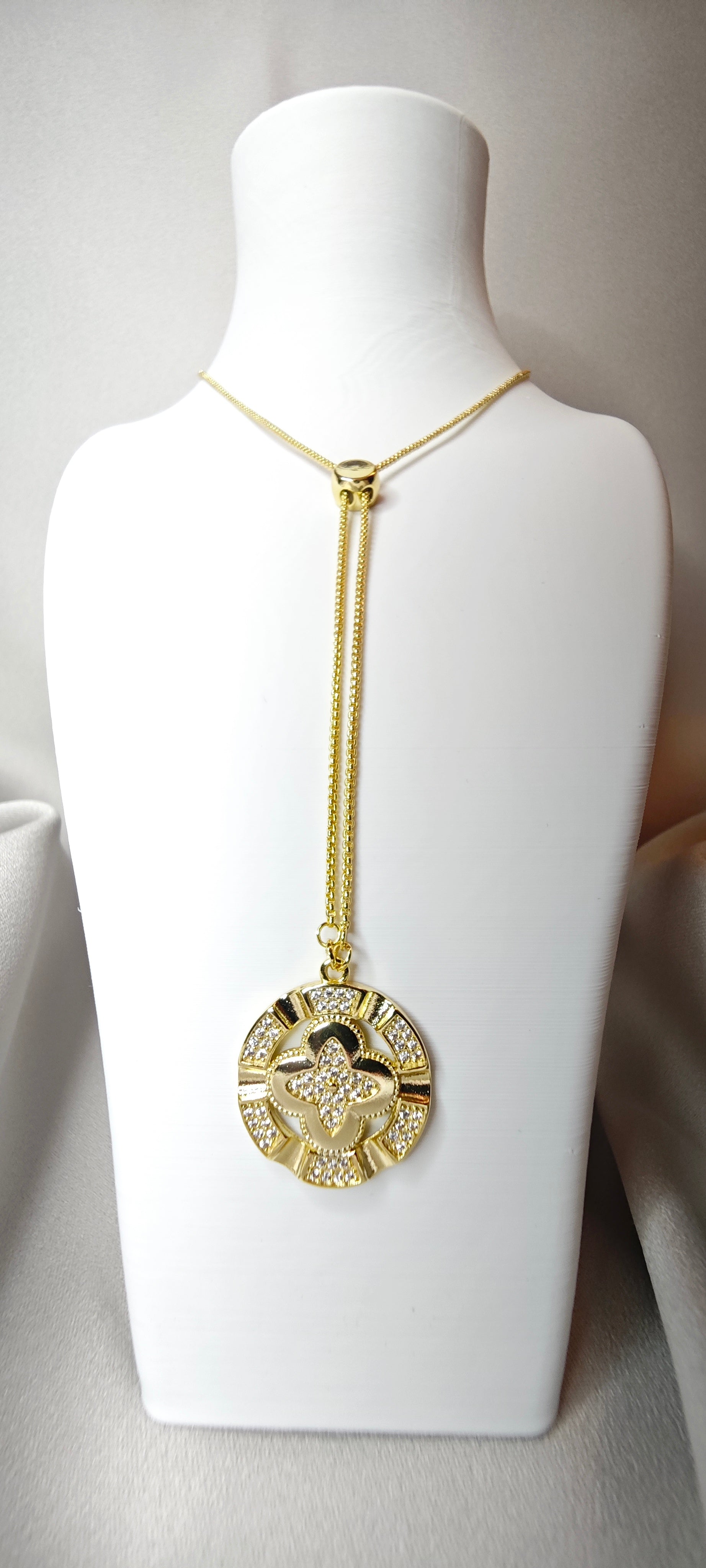 VELUARE ROYAL 14K  Taşlı Yonca Madalyon Sallantılı Y Kolye