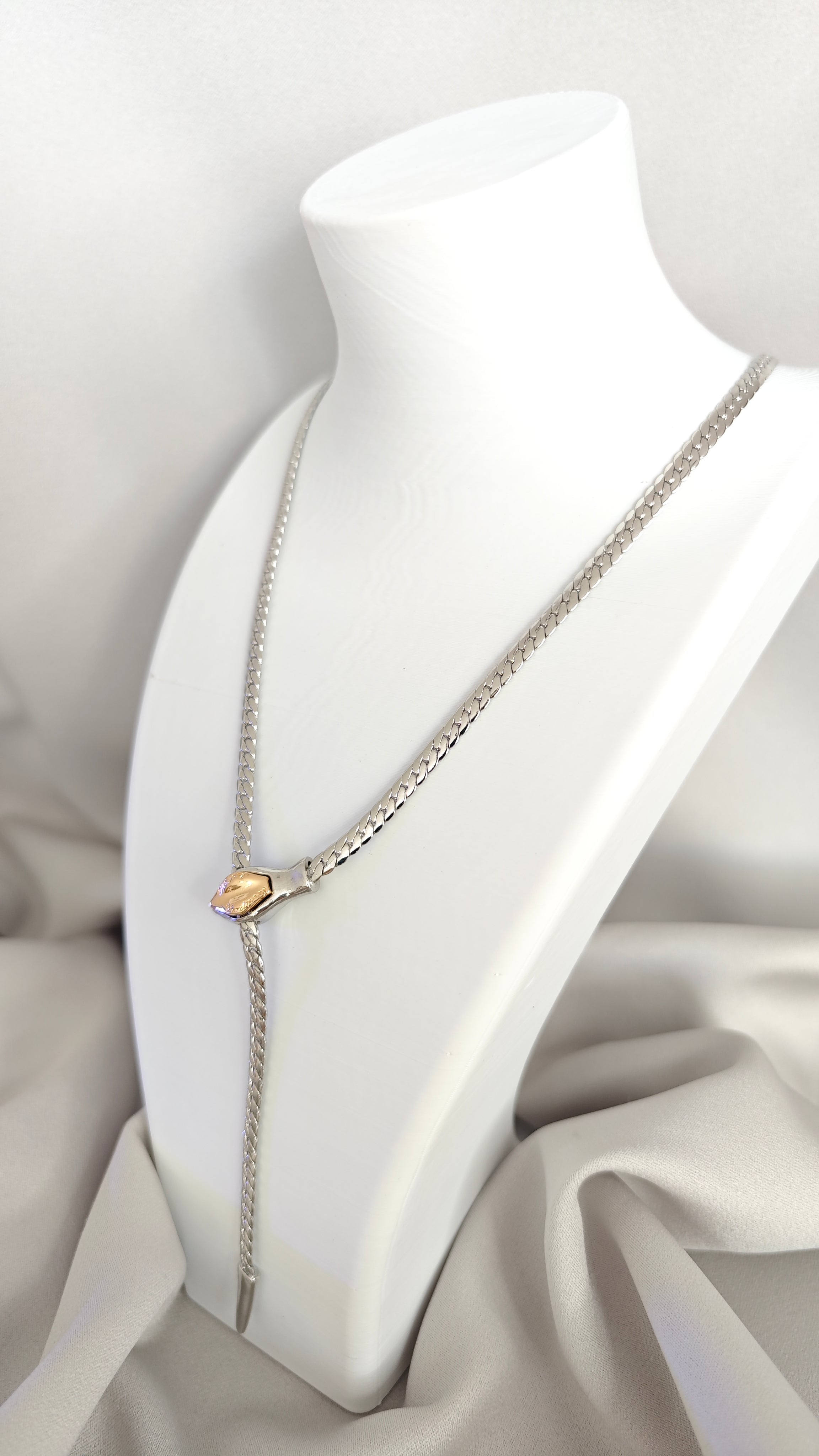 VELUARE EVERYDAY Gümüş Renk 18K Gold Detay Yılan Figürlü Kravat Balıksırtı Kolye