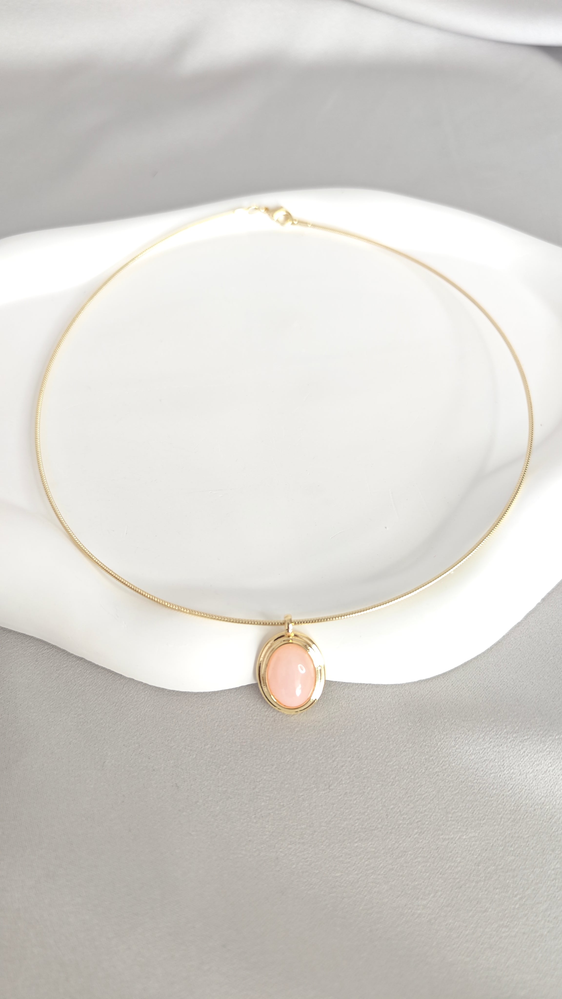 VELUARE EVERYDAY 14K Gold Renk Pembe Taşlı Oval Madalyonlu Misina Zincir Kolye