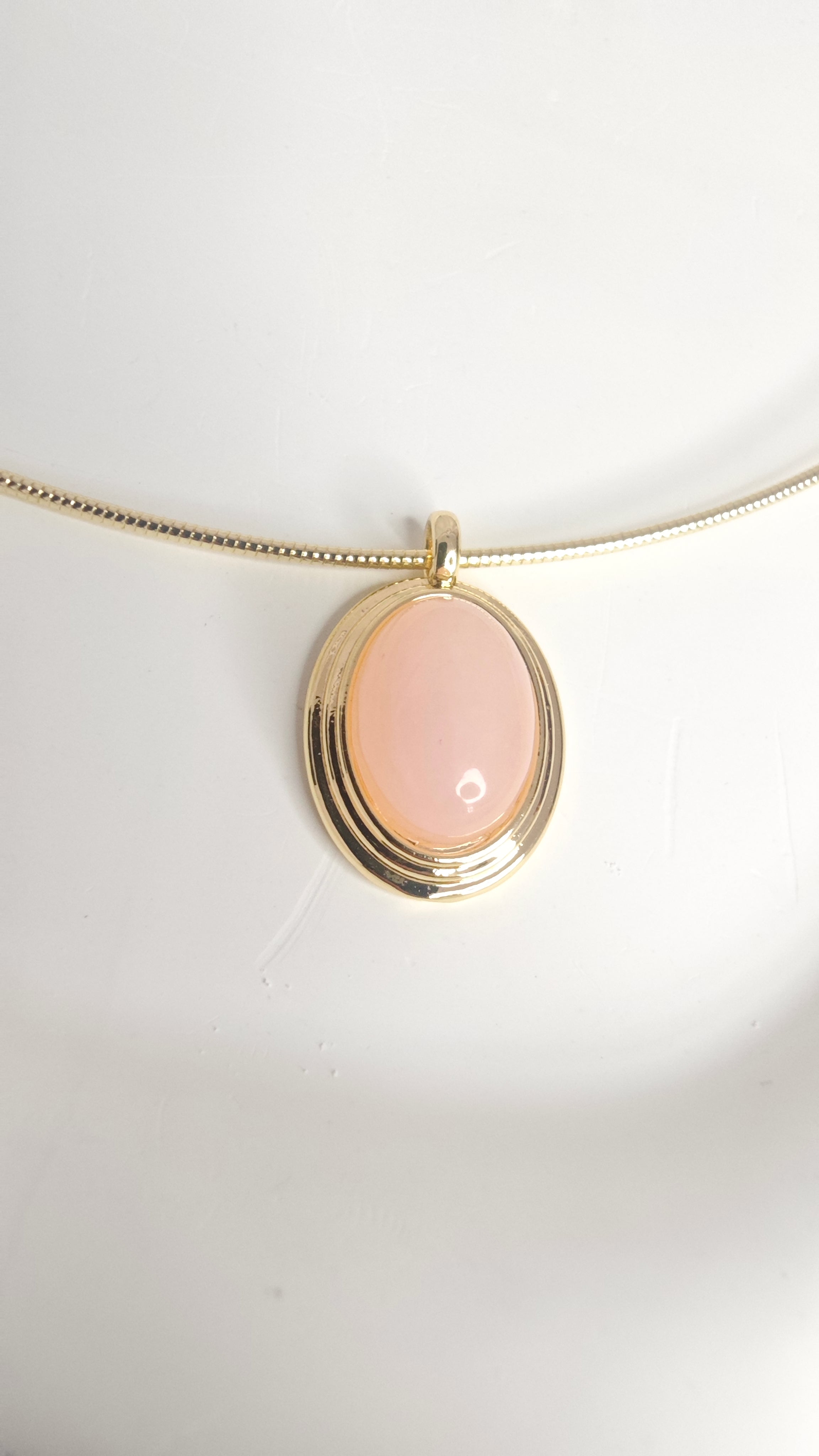 VELUARE EVERYDAY 14K Gold Renk Pembe Taşlı Oval Madalyonlu Misina Zincir Kolye