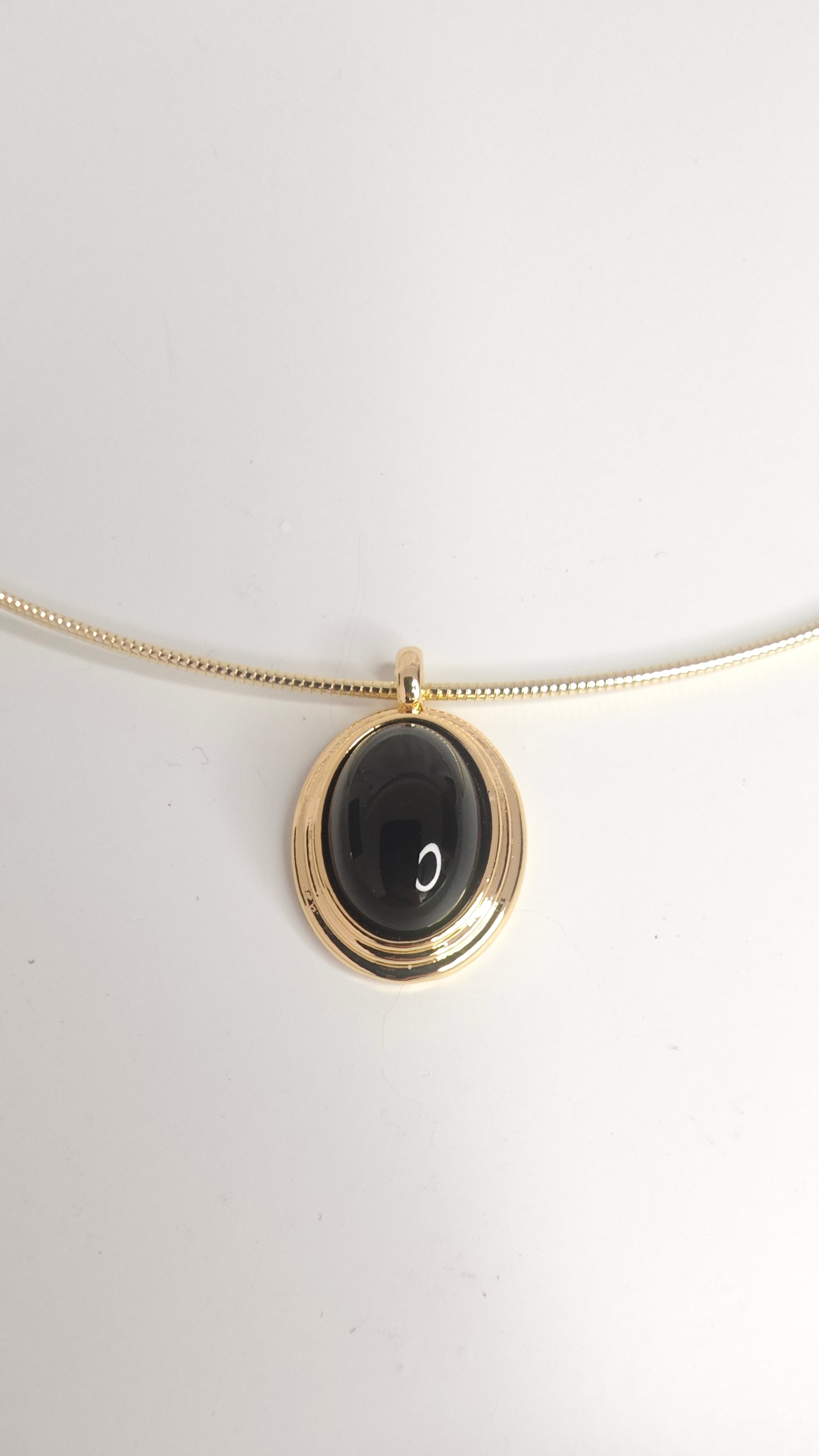 VELUARE EVERYDAY 14K Gold Renk Siyah Taşlı Oval Madalyonlu Misina Zincir Kolye