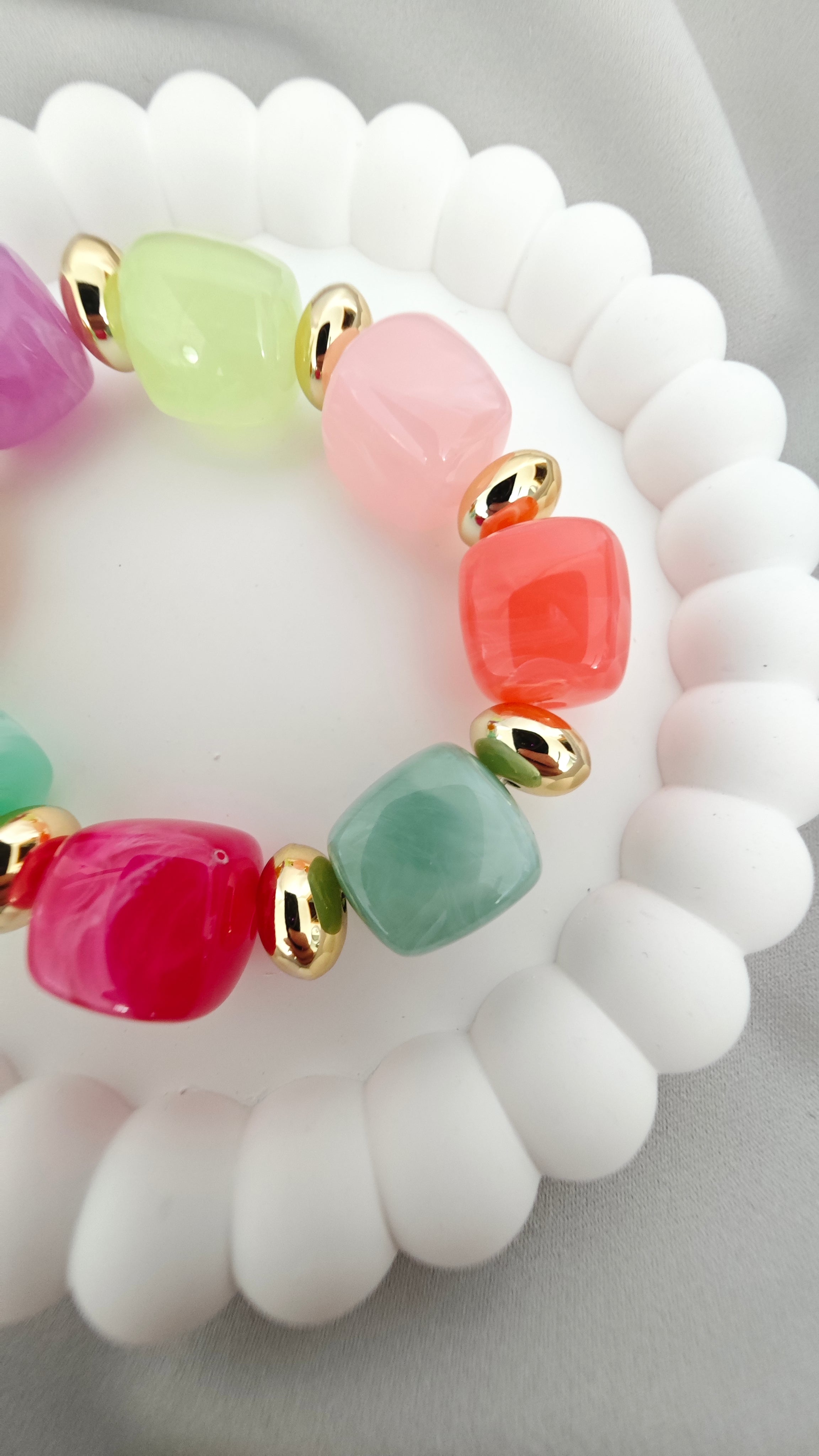 Veluare El Yapımı 14K Gold Renkli Blok Taşlı Bonbon Lastikli Bileklik