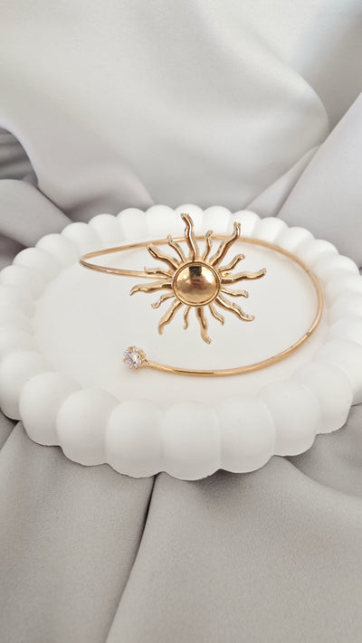 VELUARE Privé 14K Gold Renk Güneş ve Tektaş Detaylı Pazu Kelepçesi