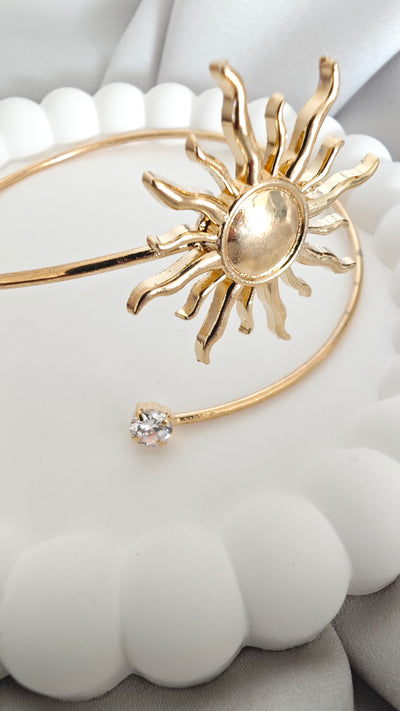 VELUARE Privé 14K Gold Renk Güneş ve Tektaş Detaylı Pazu Kelepçesi