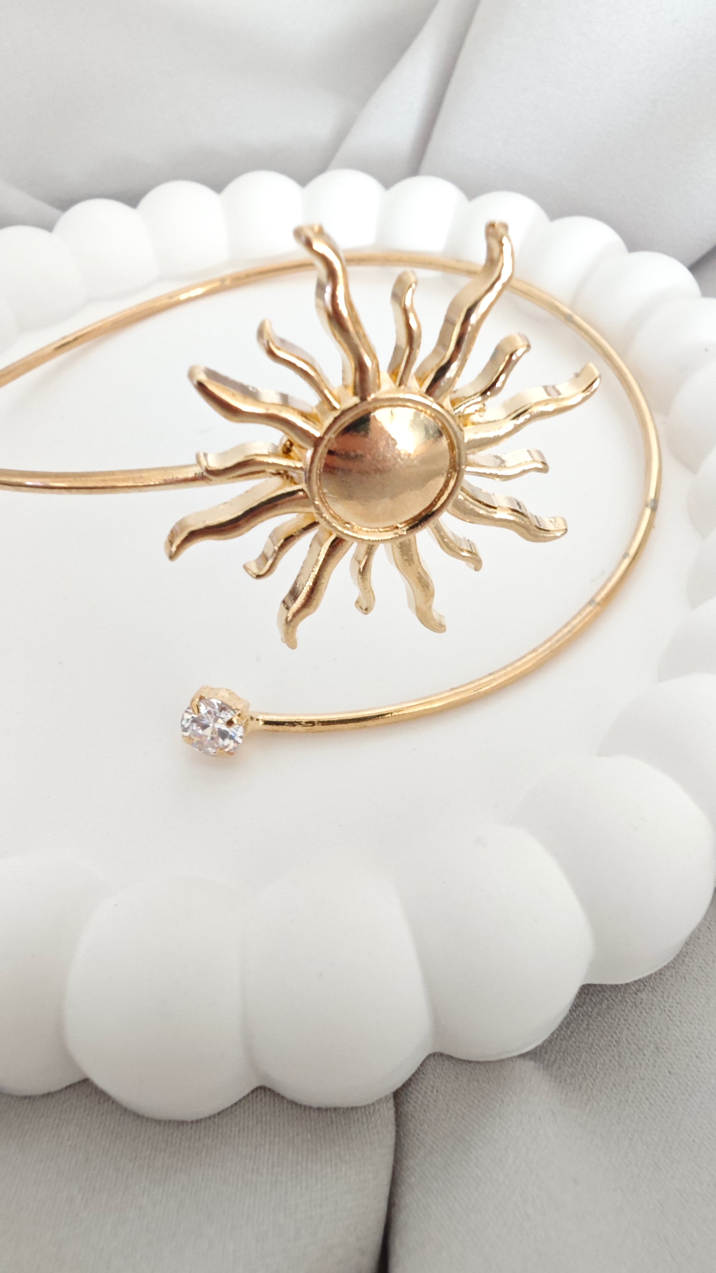 VELUARE Privé 14K Gold Renk Güneş ve Tektaş Detaylı Pazu Kelepçesi
