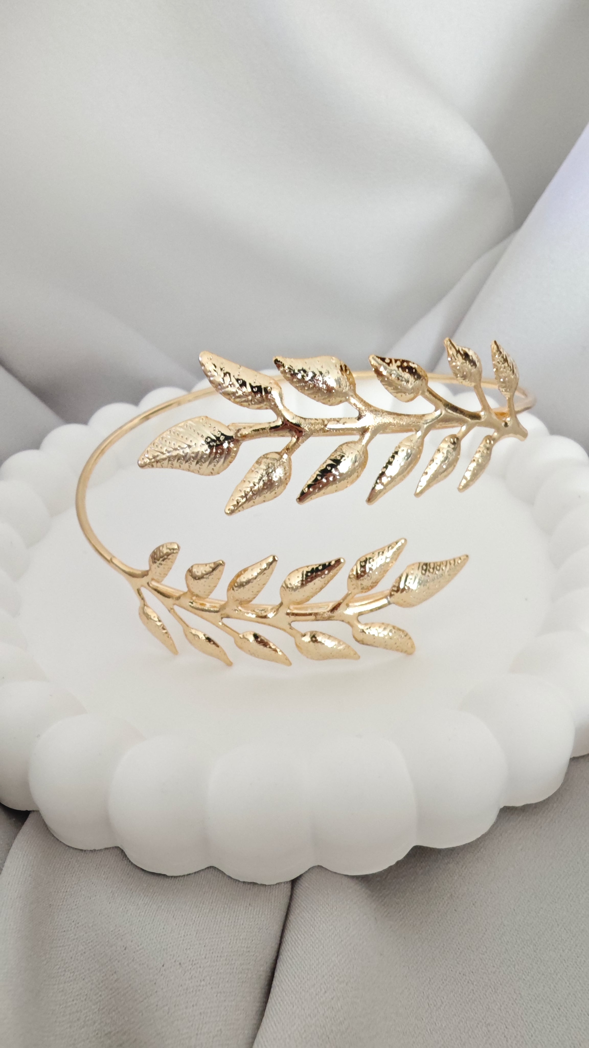 VELUARE Privé 14K Gold Renk Sıralı Defne Yapraklı Pazu Kelepçesi