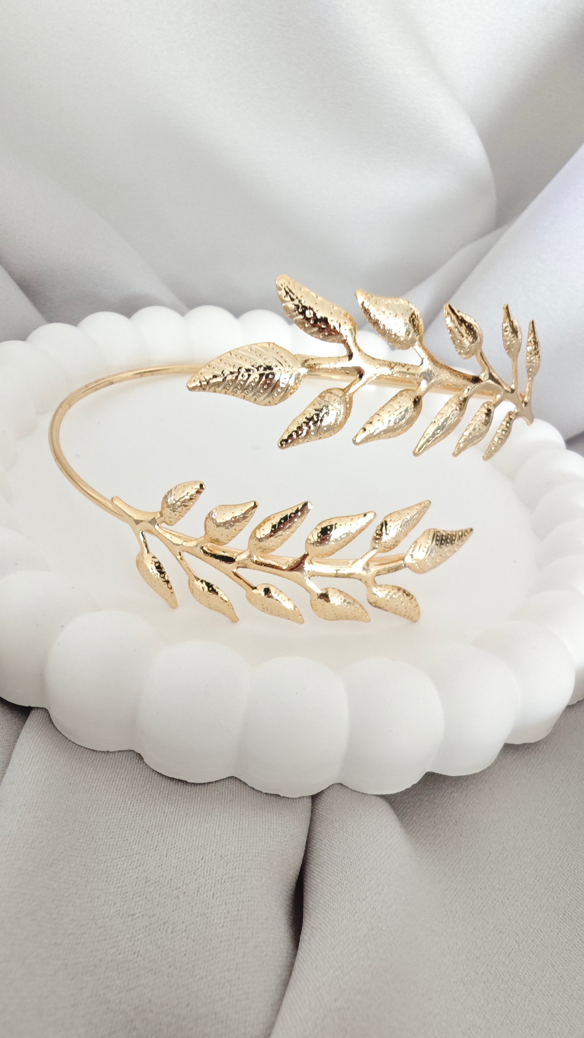 VELUARE Privé 14K Gold Renk Sıralı Defne Yapraklı Pazu Kelepçesi