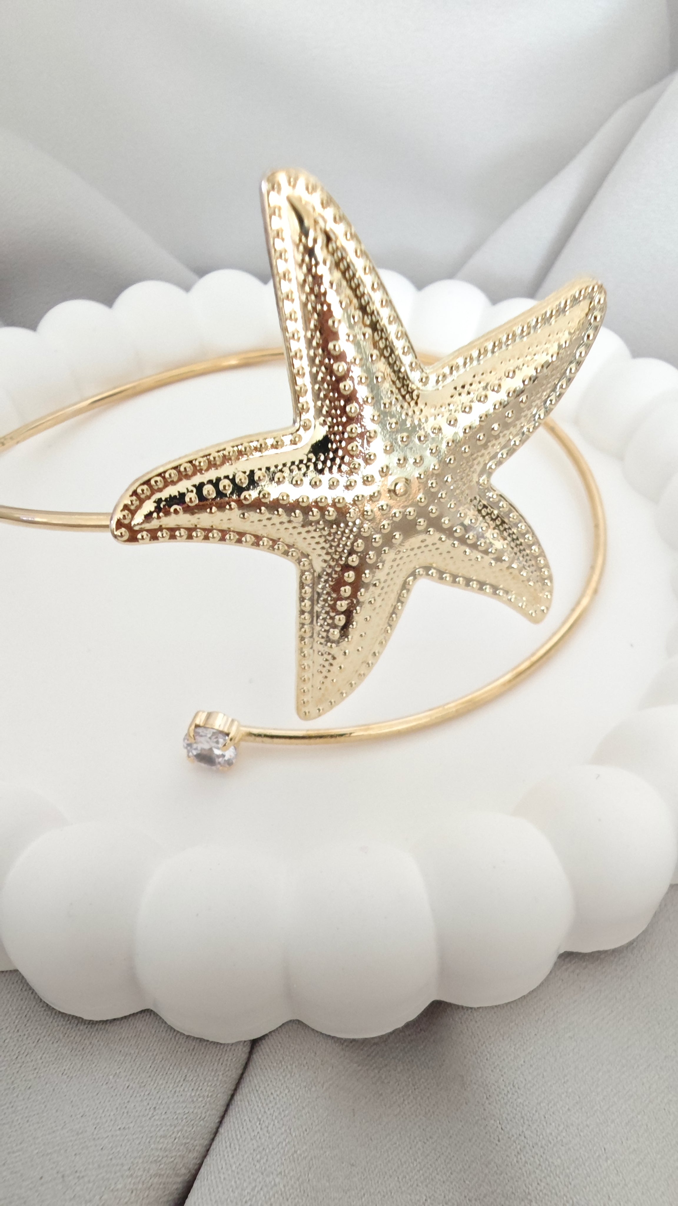 VELUARE Privé 14K Gold Renk Deniz Yıldızı ve Tektaş Detaylı Pazu Kelepçesi