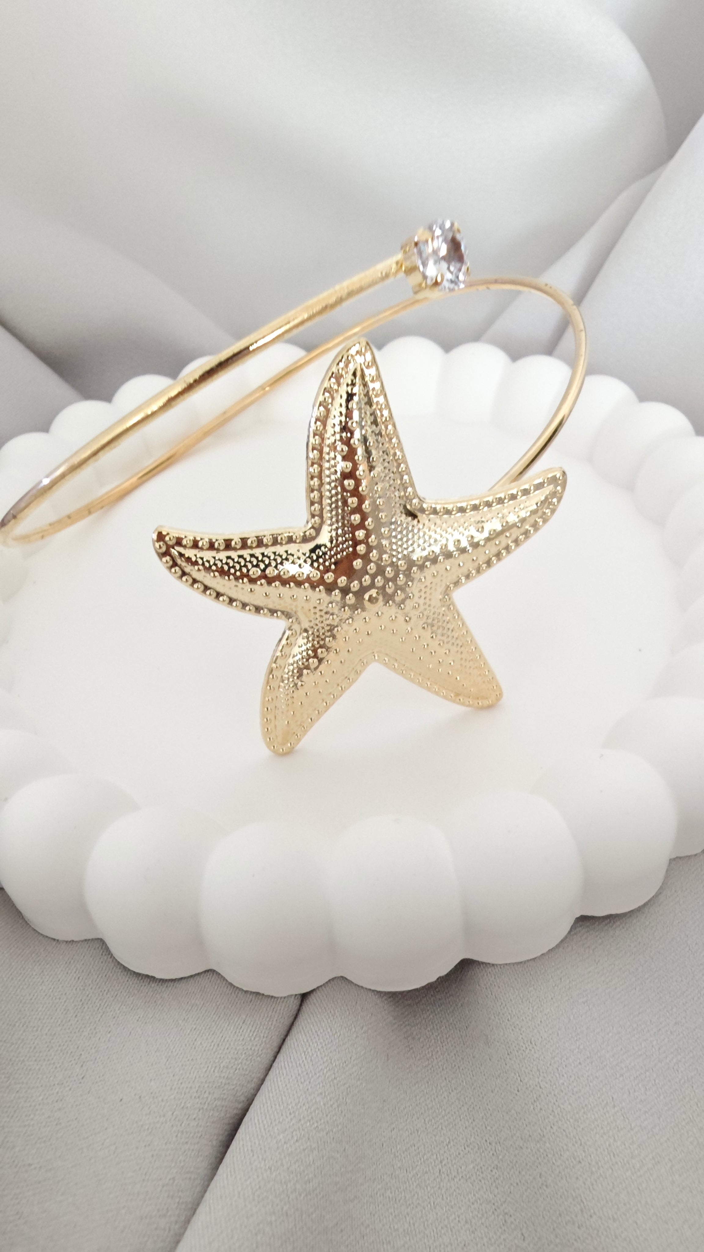VELUARE Privé 14K Gold Renk Deniz Yıldızı ve Tektaş Detaylı Pazu Kelepçesi