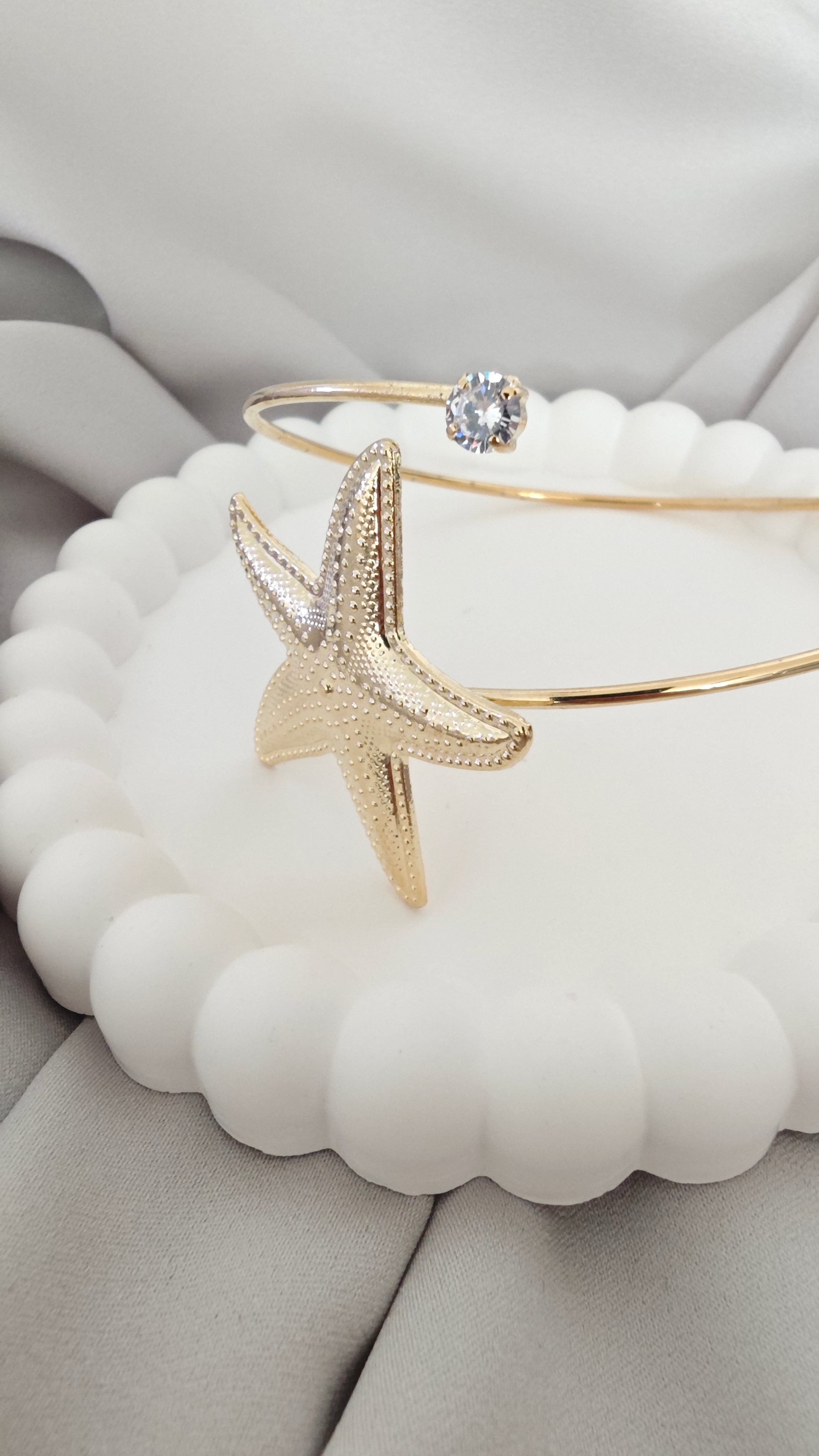 VELUARE Privé 14K Gold Renk Deniz Yıldızı ve Tektaş Detaylı Pazu Kelepçesi