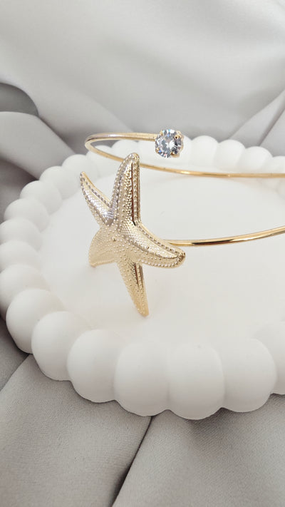 VELUARE Privé 14K Gold Renk Deniz Yıldızı ve Tektaş Detaylı Pazu Kelepçesi