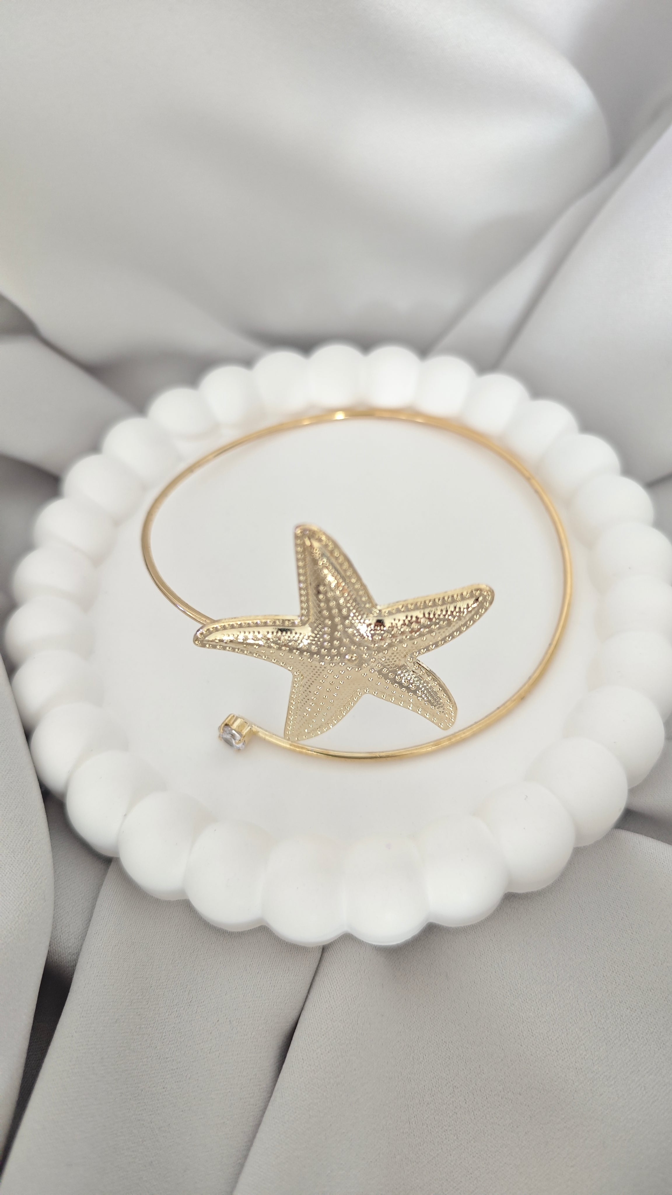 VELUARE Privé 14K Gold Renk Deniz Yıldızı ve Tektaş Detaylı Pazu Kelepçesi