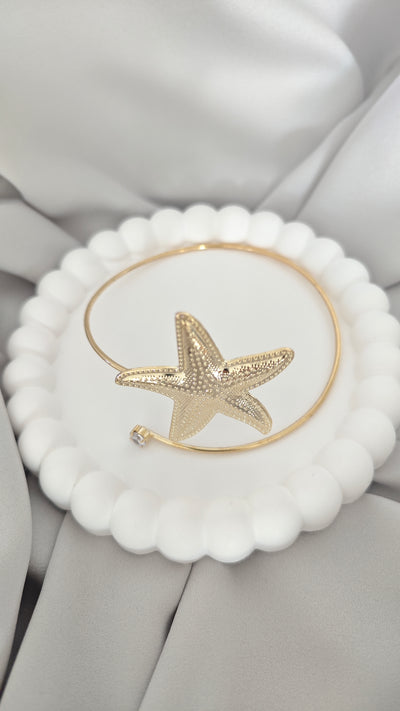 VELUARE Privé 14K Gold Renk Deniz Yıldızı ve Tektaş Detaylı Pazu Kelepçesi