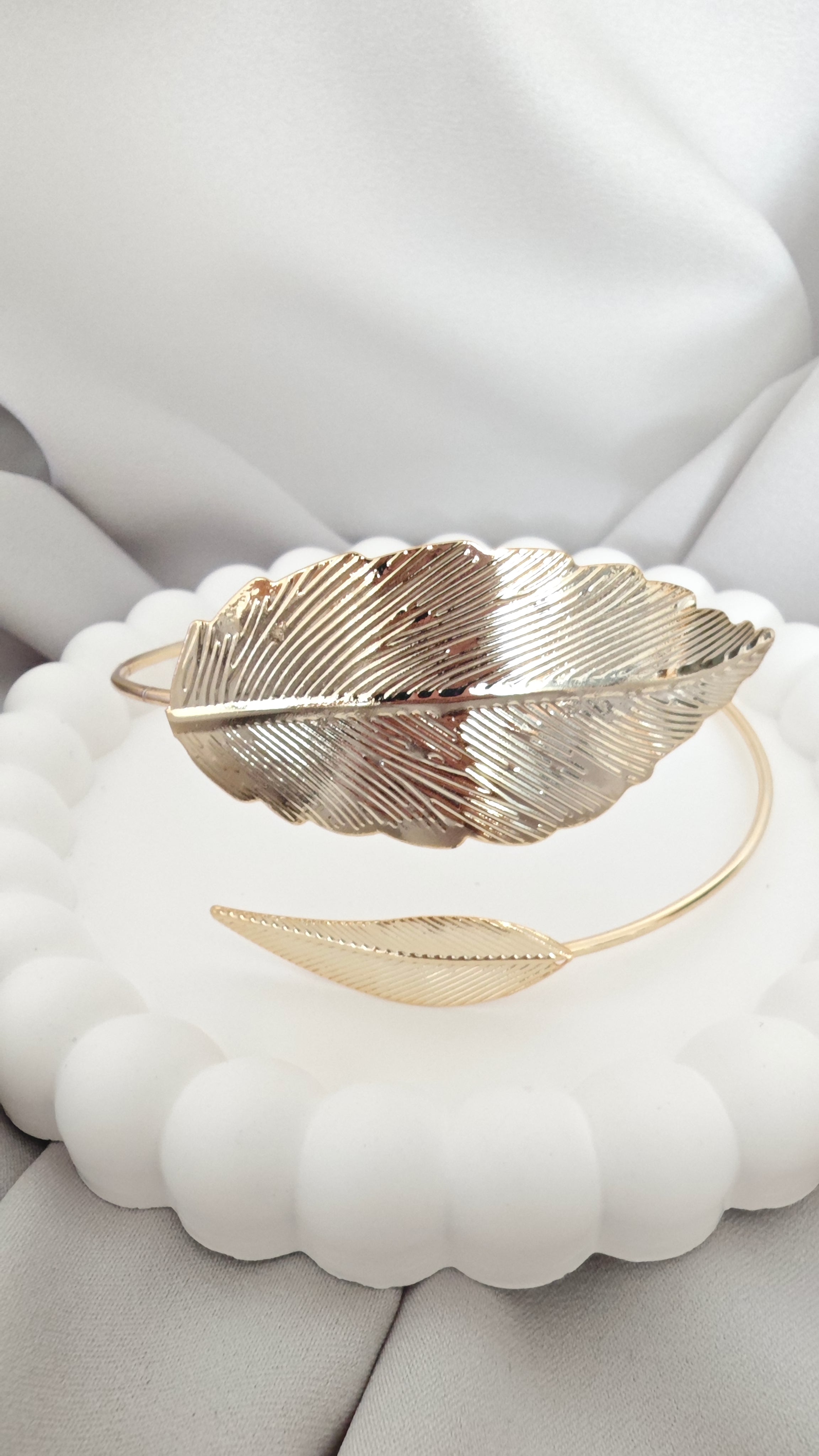 VELUARE Privé 14K Gold Renk Yaprak Figürlü Pazu Kelepçesi