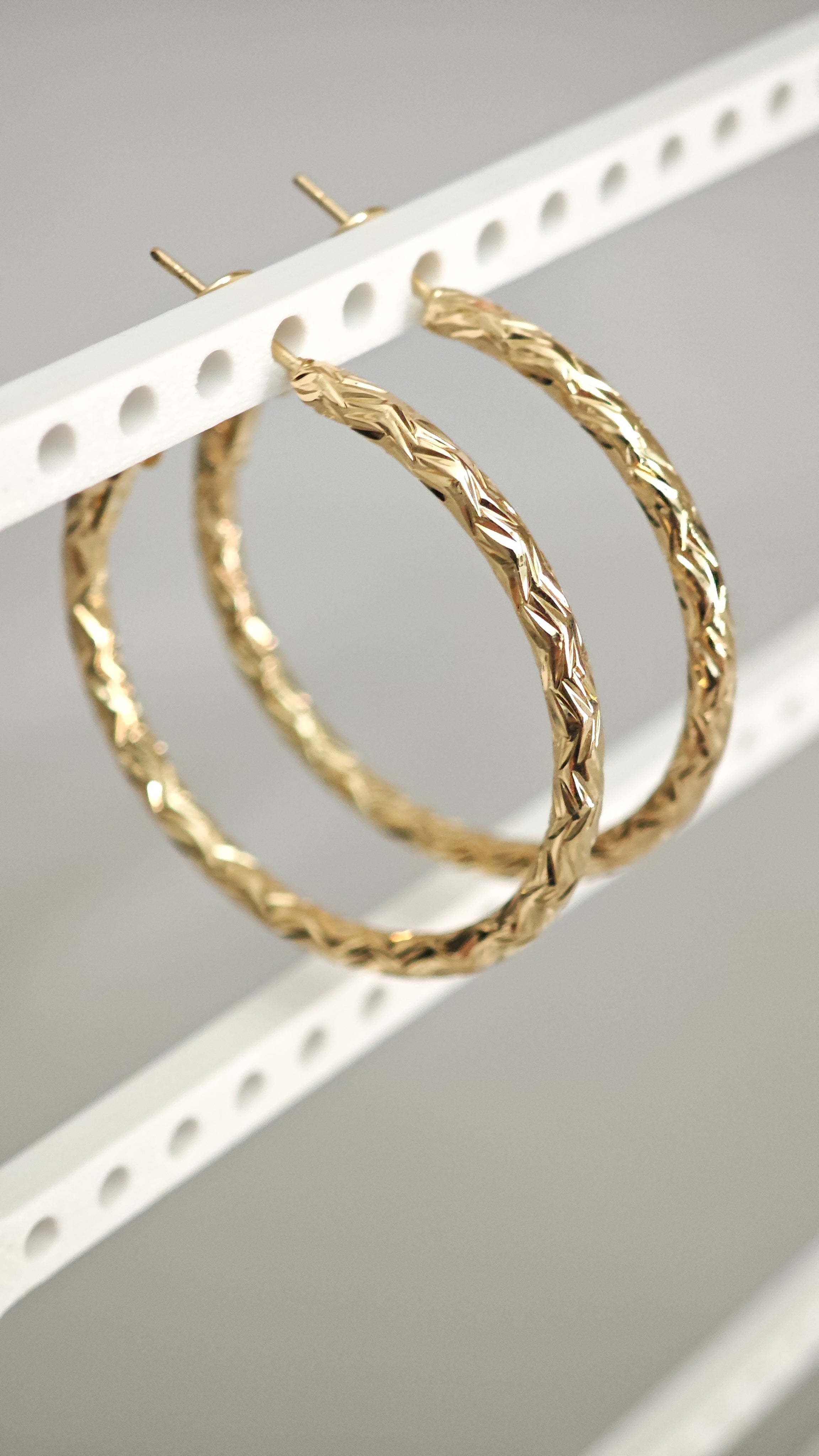 Veluare Privé 14K Gold Büyük Boy Örgü Dokulu Halka Küpe