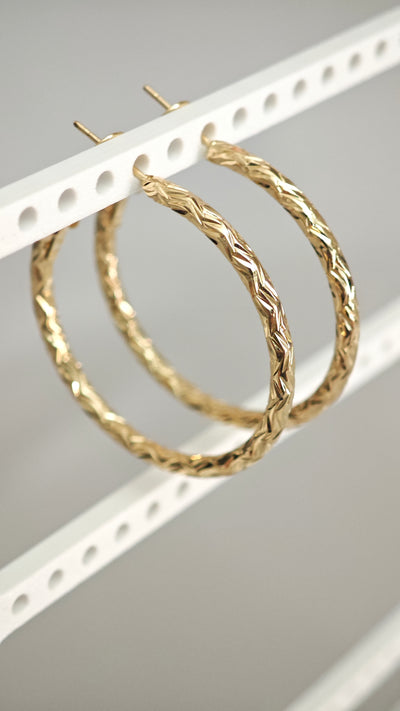 Veluare Privé 14K Gold Büyük Boy Örgü Dokulu Halka Küpe
