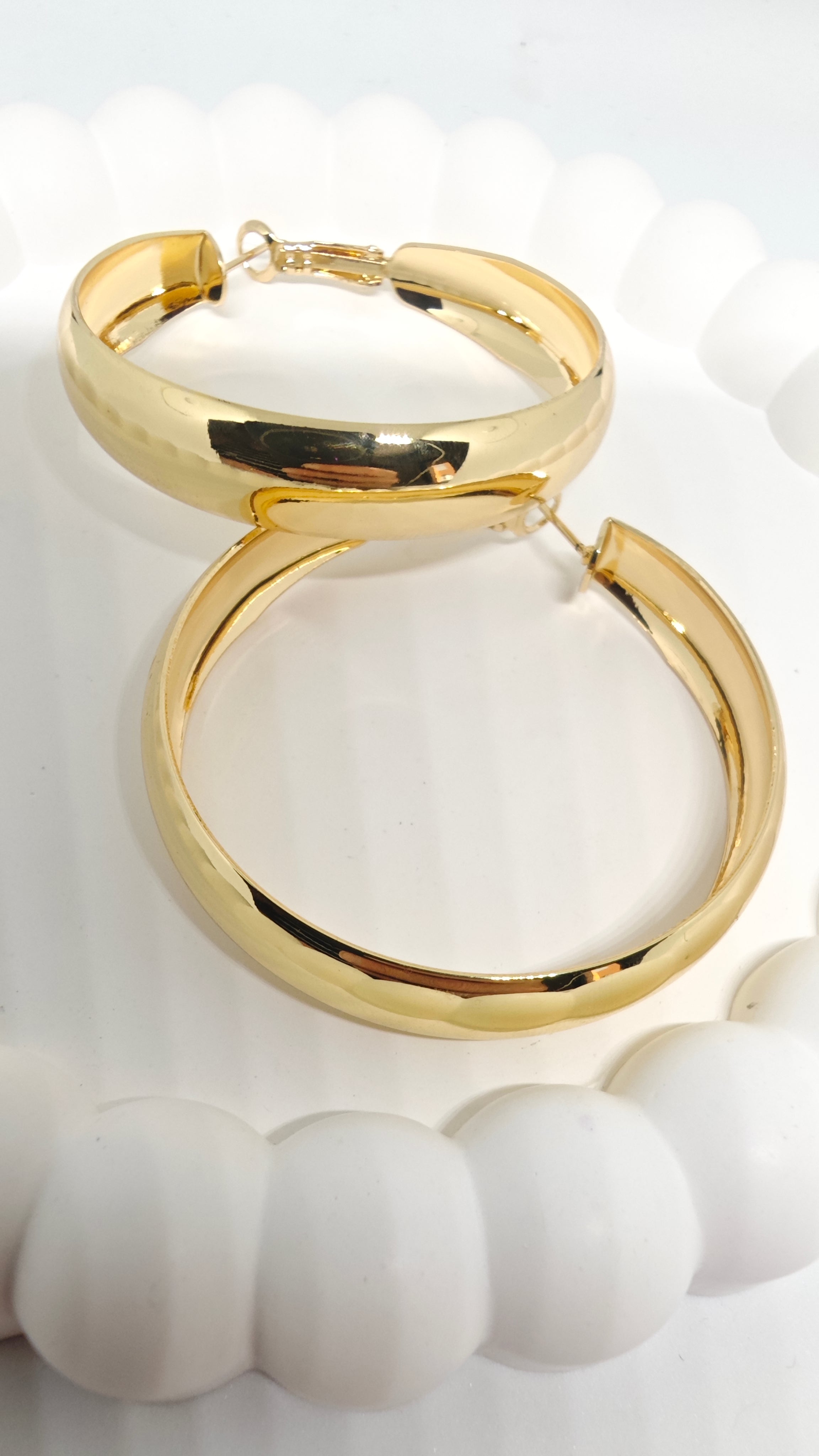 Veluare Privé 14K Gold Geniş Bombeli Pürüzsüz Halka Küpe
