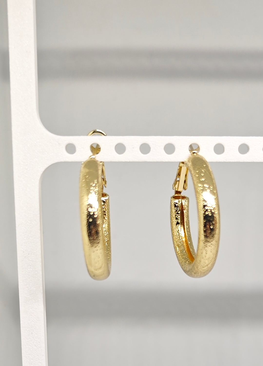 Veluare Privé 14K Gold Kumlu Dokulu Kalın Halka Küpe