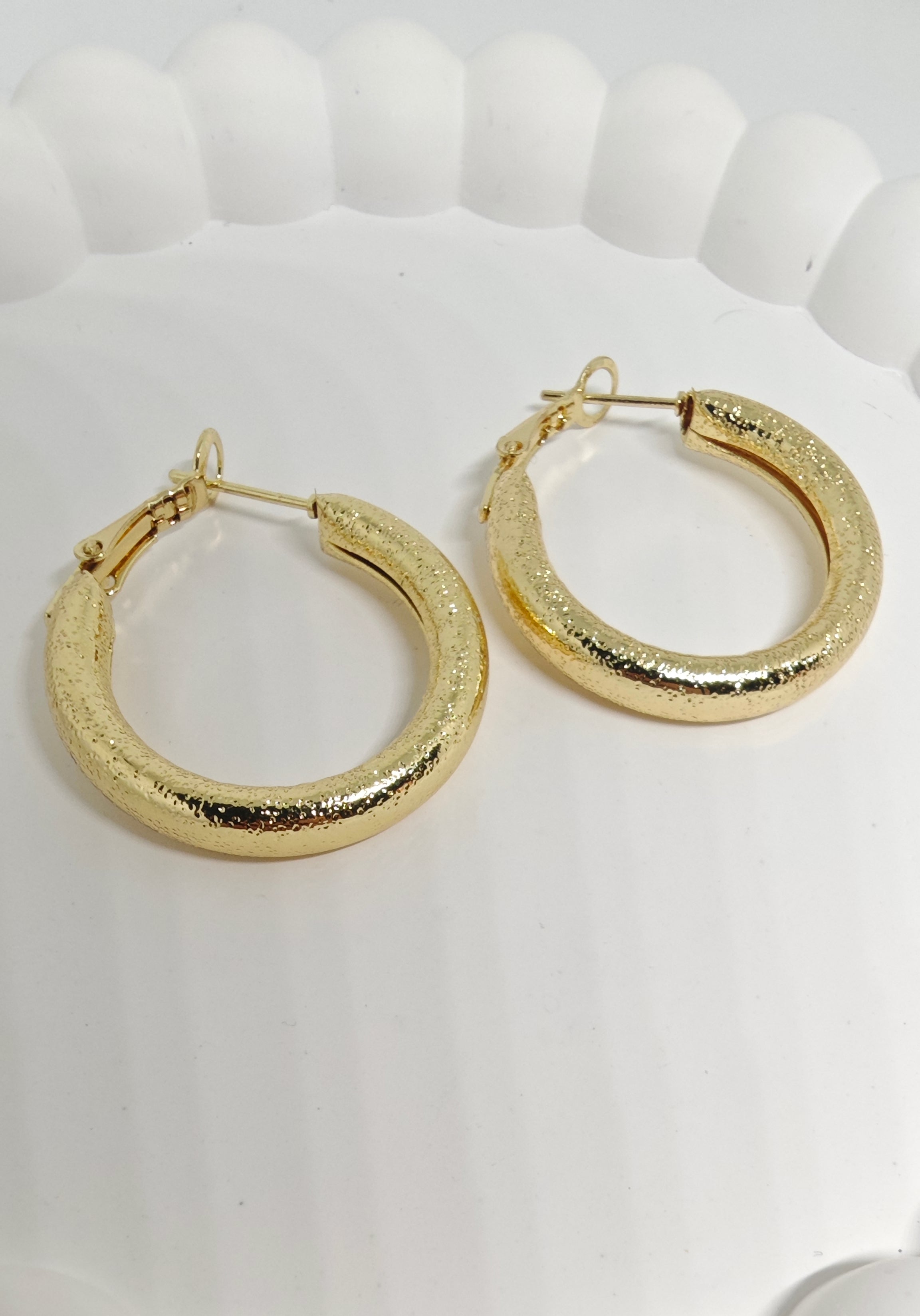 Veluare Privé 14K Gold Kumlu Dokulu Kalın Halka Küpe