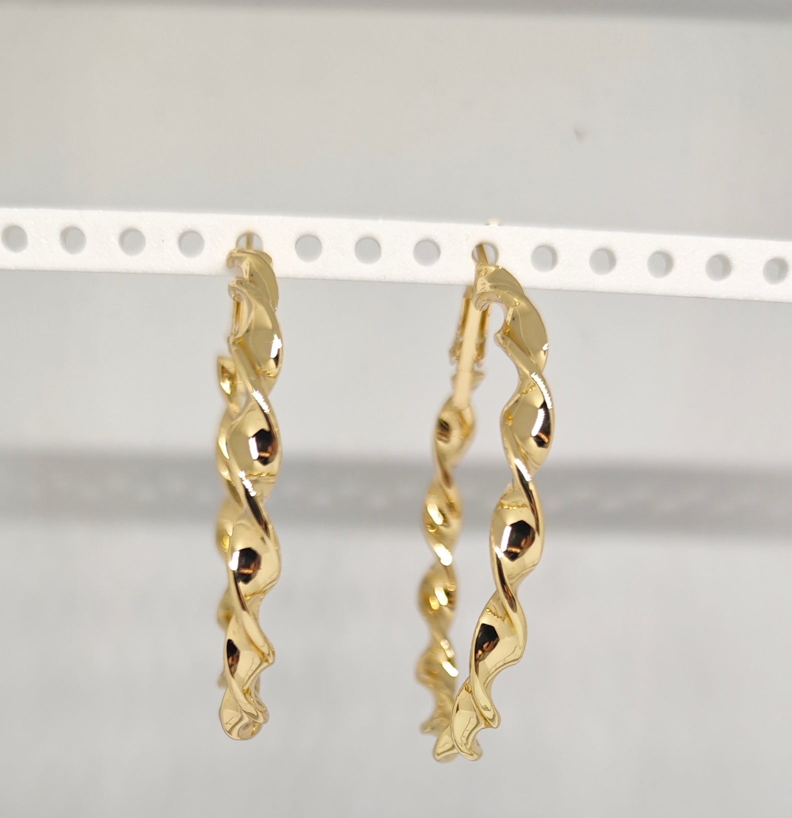 Veluare Privé 14K Gold Kıvrımlı Burgu Büyük Boy Halka Küpe